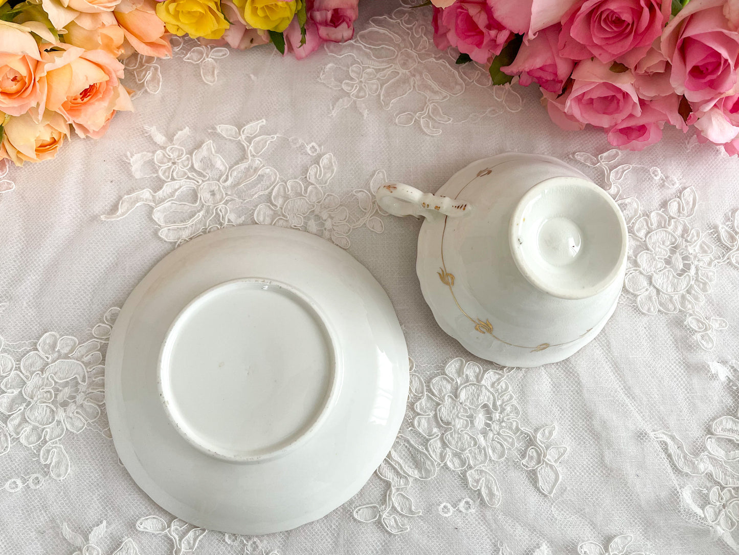 コールポートのロココリバイバルのアンティークカップ。ハンドペイントで描かれた花々が美しいです。Rose Antiquesは厳選した英国アンティーク磁器をご紹介しています。