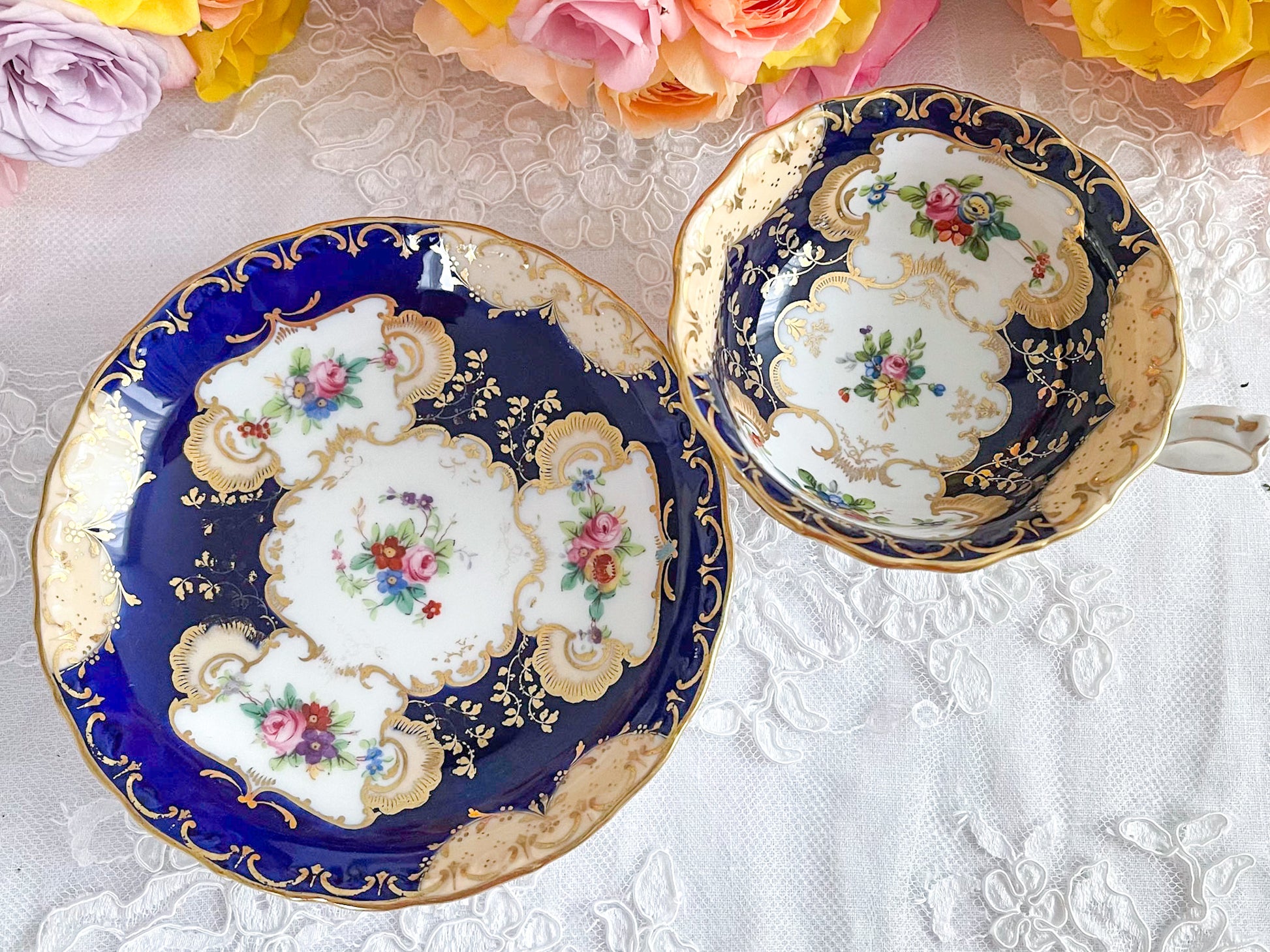 ミントンQシェイプハンドル、コバルトブルーのカップ&ソーサー。ハンドペイントで描かれた金彩と花々が美しいです、Rose Antiquesはコールポートをはじめ英国アンティーク磁器をご紹介しています。
