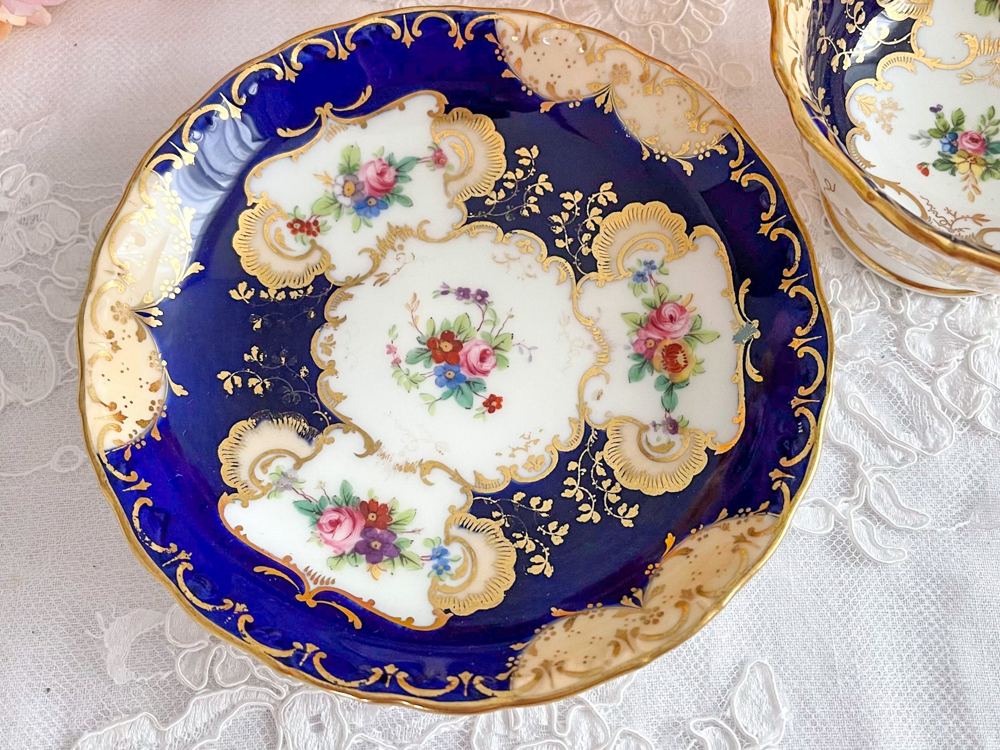 ミントンQシェイプハンドル、コバルトブルーのカップ&ソーサー。ハンドペイントで描かれた金彩と花々が美しいです、Rose Antiquesはコールポートをはじめ英国アンティーク磁器をご紹介しています。