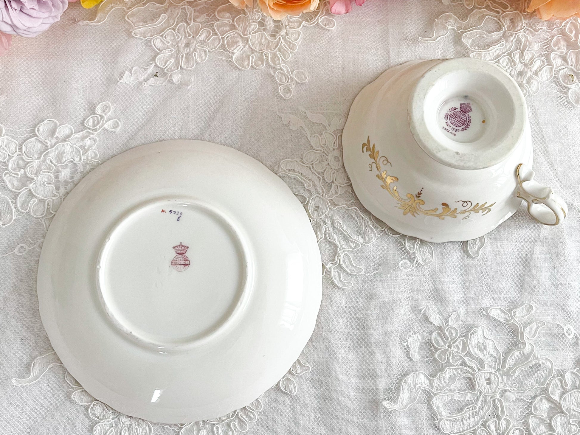 ミントンQシェイプハンドル、コバルトブルーのカップ&ソーサー。ハンドペイントで描かれた金彩と花々が美しいです、Rose Antiquesはコールポートをはじめ英国アンティーク磁器をご紹介しています。