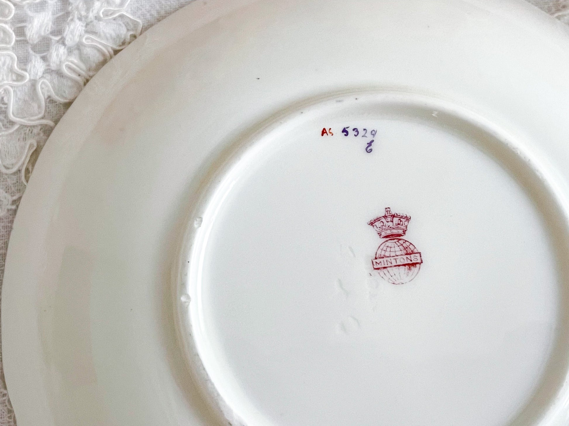 ミントンQシェイプハンドル、コバルトブルーのカップ&ソーサー。ハンドペイントで描かれた金彩と花々が美しいです、Rose Antiquesはコールポートをはじめ英国アンティーク磁器をご紹介しています。