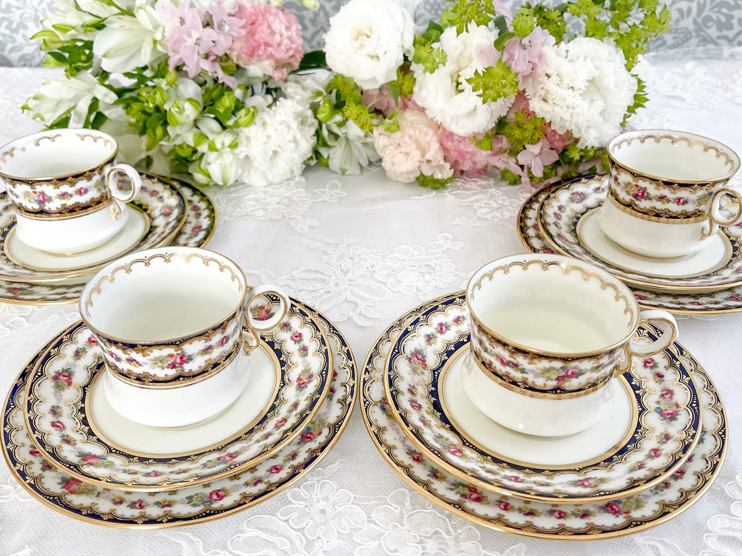 コウルドン コバルトブルーと可憐なバラのティートリオ。小ぶりなバラにコバルトブルーが映えます。Rose Antiquesはコールポートをはじめ英国アンティーク磁器をご紹介しています。