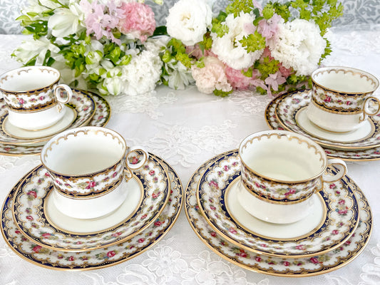 コウルドン コバルトブルーと可憐なバラのティートリオ。小ぶりなバラにコバルトブルーが映えます。Rose Antiquesはコールポートをはじめ英国アンティーク磁器をご紹介しています。