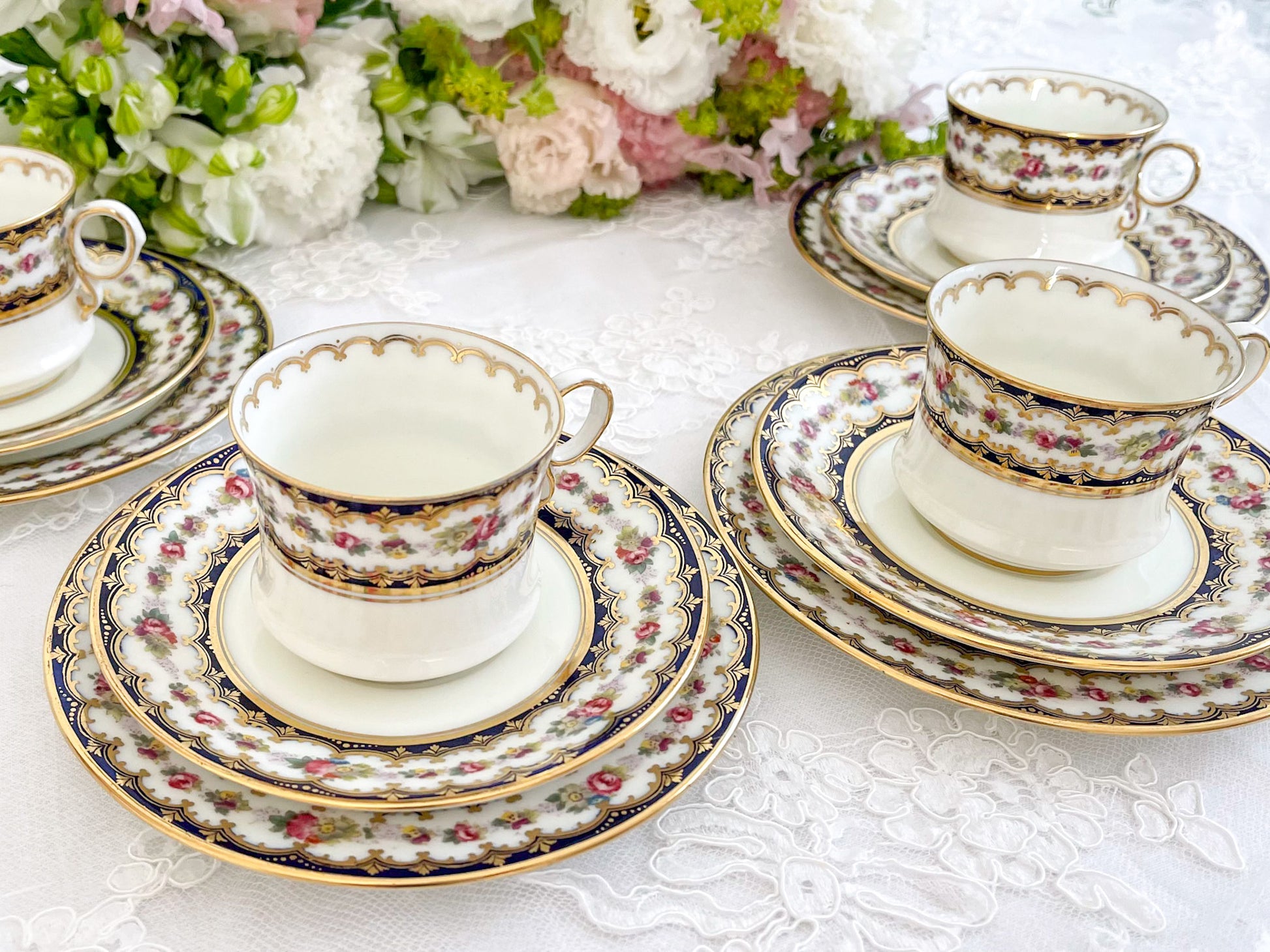 コウルドン コバルトブルーと可憐なバラのティートリオ。小ぶりなバラにコバルトブルーが映えます。Rose Antiquesはコールポートをはじめ英国アンティーク磁器をご紹介しています。