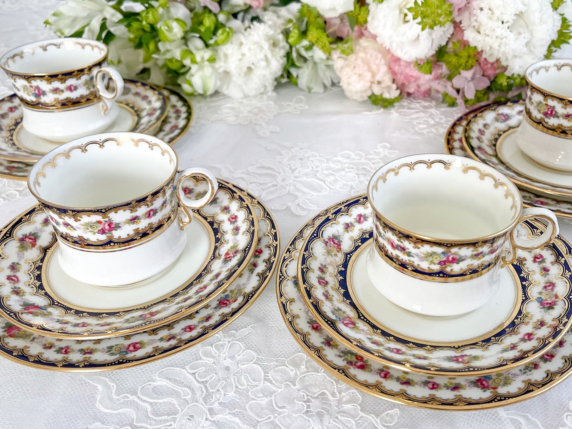 コウルドン コバルトブルーと可憐なバラのティートリオ。小ぶりなバラにコバルトブルーが映えます。Rose Antiquesはコールポートをはじめ英国アンティーク磁器をご紹介しています。