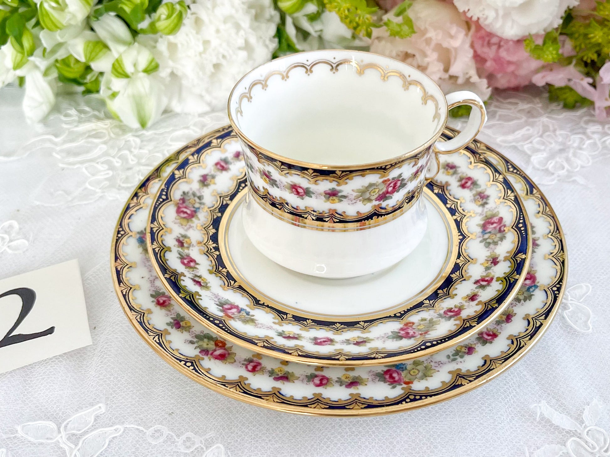 コウルドン コバルトブルーと可憐なバラのティートリオ。小ぶりなバラにコバルトブルーが映えます。Rose Antiquesはコールポートをはじめ英国アンティーク磁器をご紹介しています。