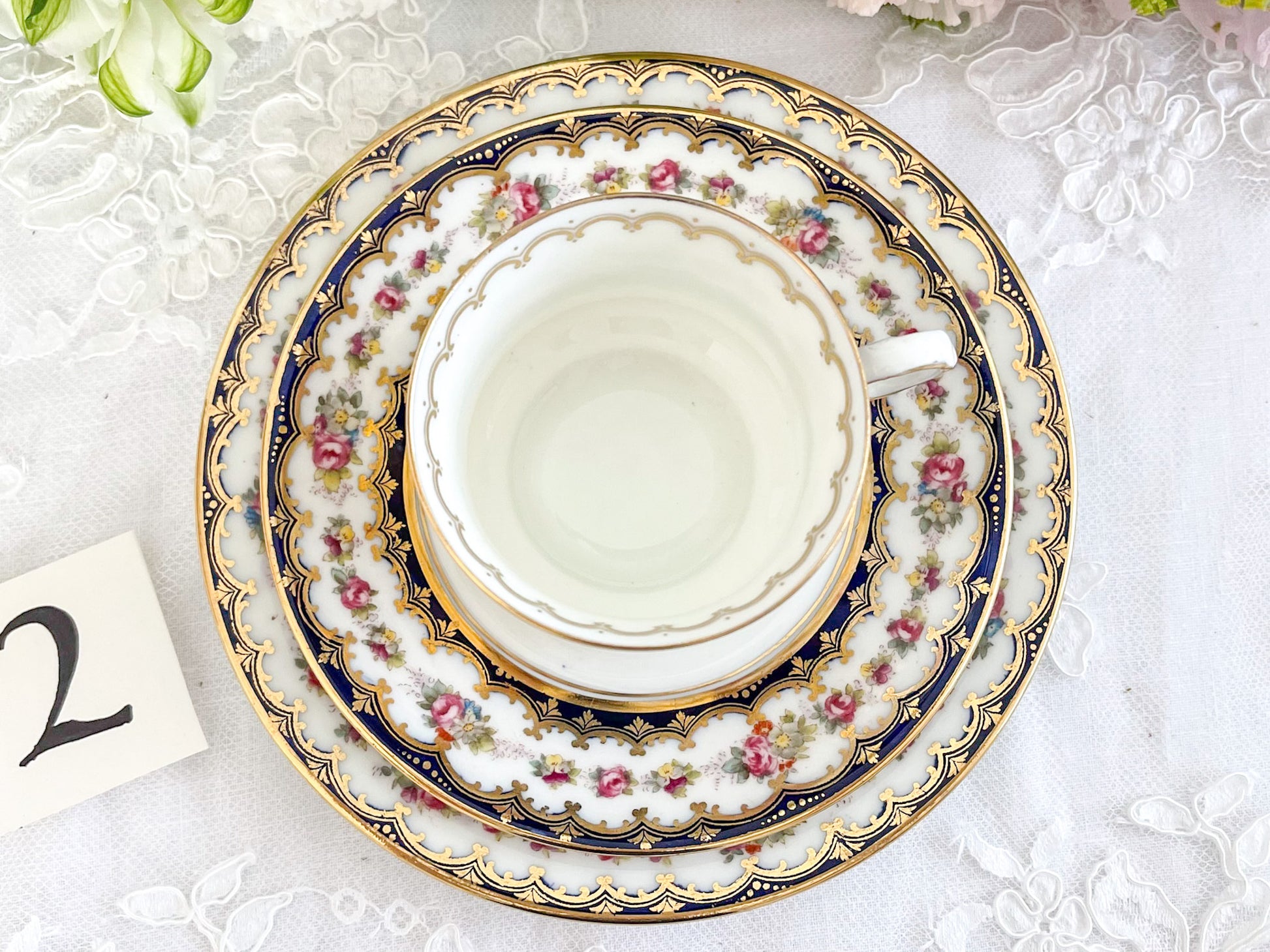 コウルドン コバルトブルーと可憐なバラのティートリオ。小ぶりなバラにコバルトブルーが映えます。Rose Antiquesはコールポートをはじめ英国アンティーク磁器をご紹介しています。