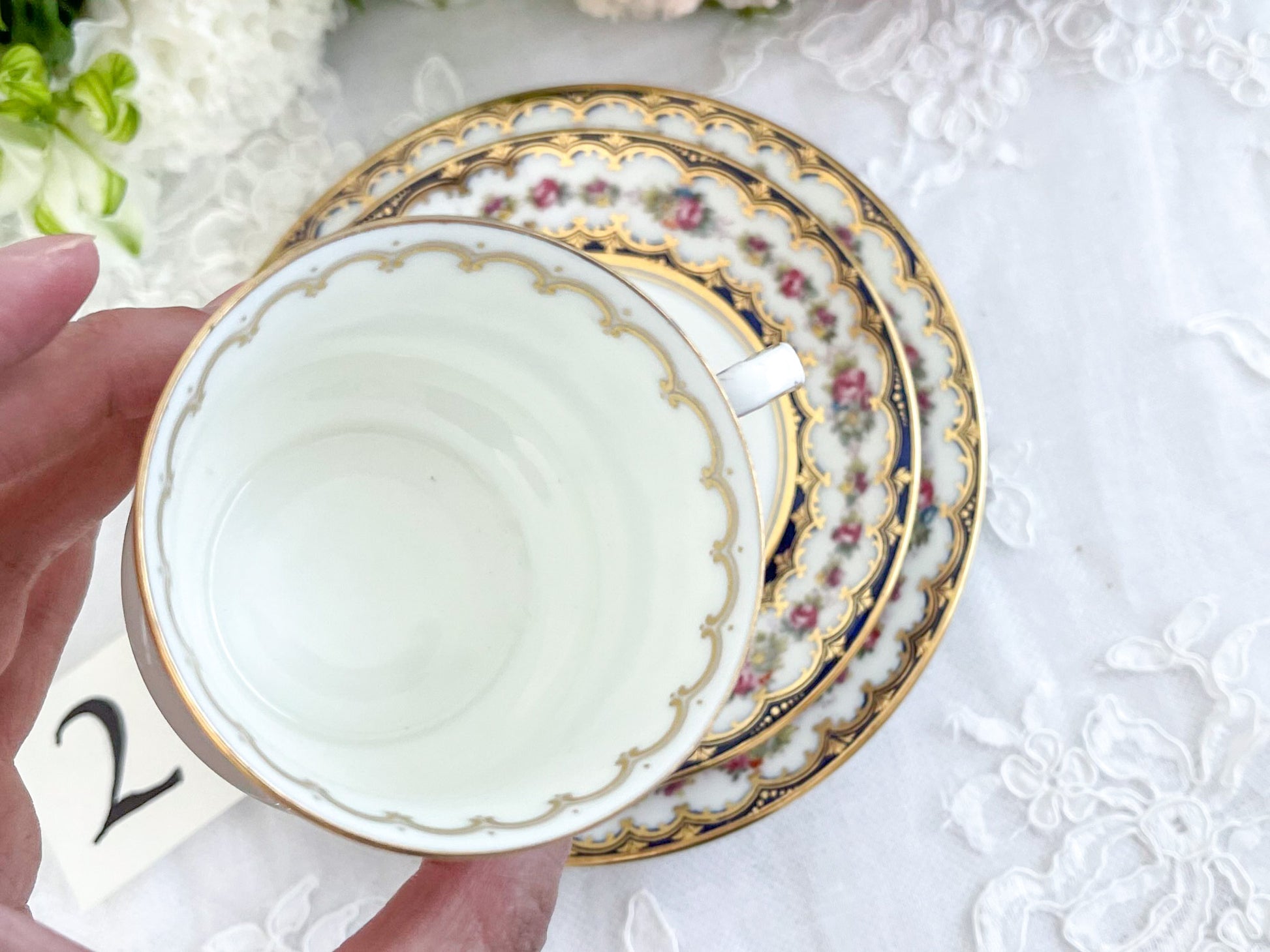 コウルドン コバルトブルーと可憐なバラのティートリオ。小ぶりなバラにコバルトブルーが映えます。Rose Antiquesはコールポートをはじめ英国アンティーク磁器をご紹介しています。