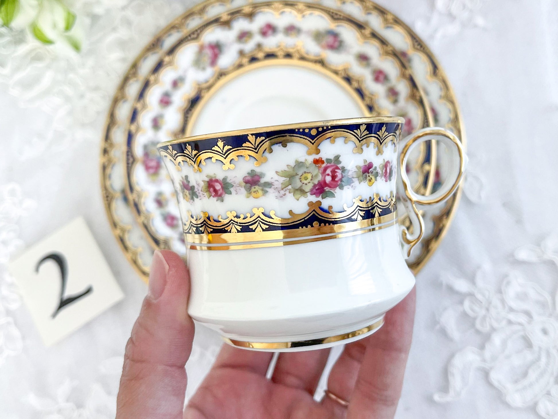 コウルドン コバルトブルーと可憐なバラのティートリオ。小ぶりなバラにコバルトブルーが映えます。Rose Antiquesはコールポートをはじめ英国アンティーク磁器をご紹介しています。