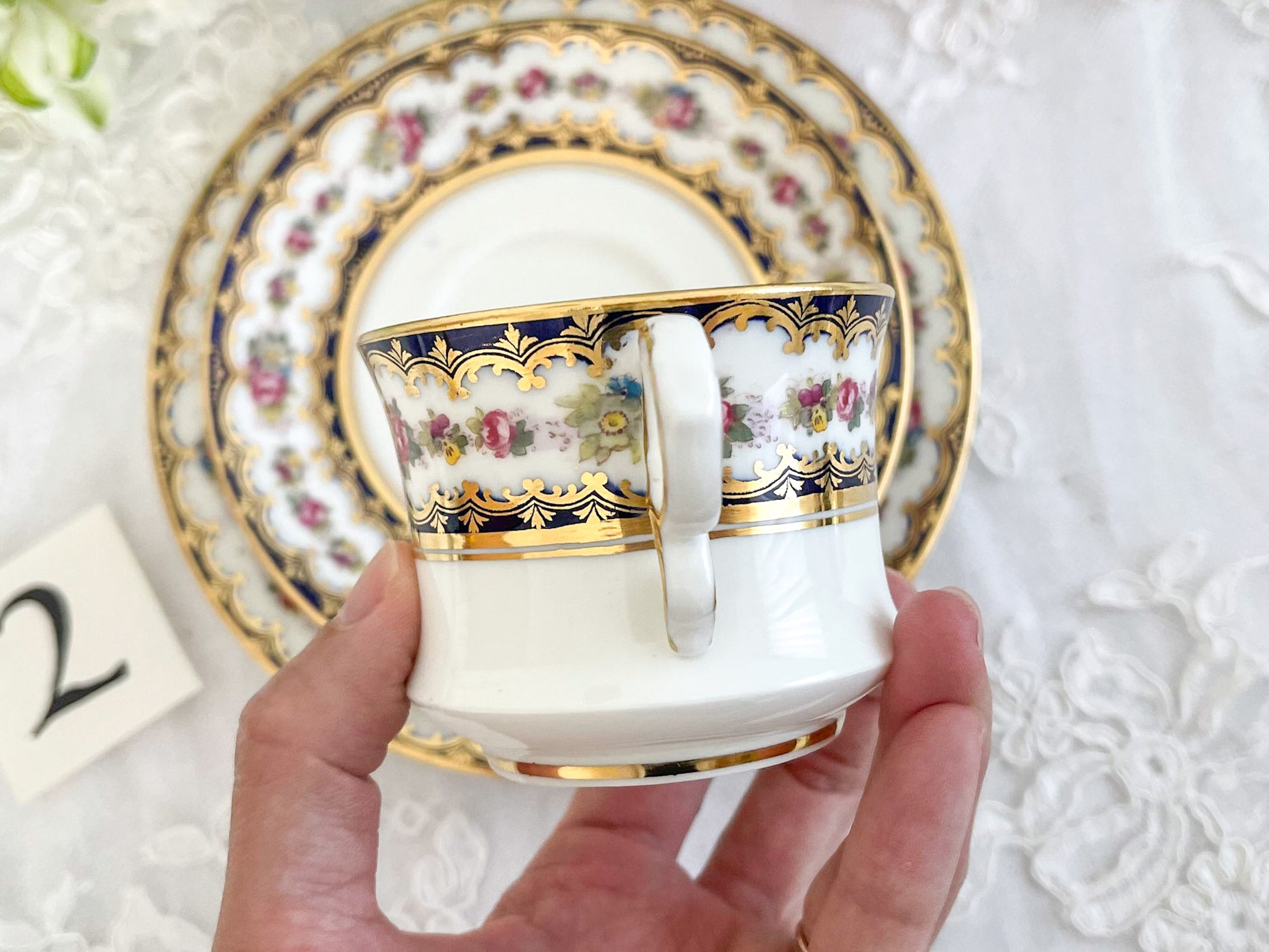 コウルドン コバルトブルーと可憐なバラのティートリオ。小ぶりなバラにコバルトブルーが映えます。Rose Antiquesはコールポートをはじめ英国アンティーク磁器をご紹介しています。