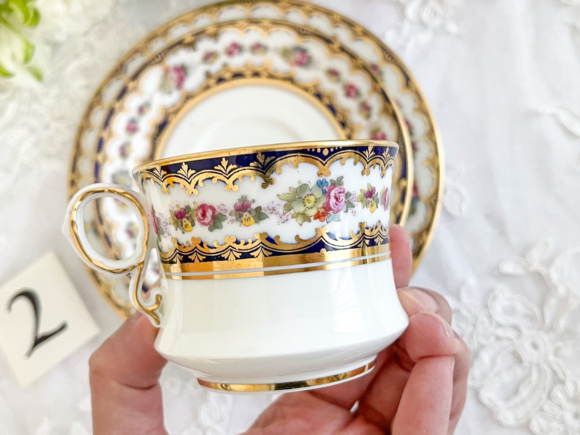 コウルドン コバルトブルーと可憐なバラのティートリオ。小ぶりなバラにコバルトブルーが映えます。Rose Antiquesはコールポートをはじめ英国アンティーク磁器をご紹介しています。