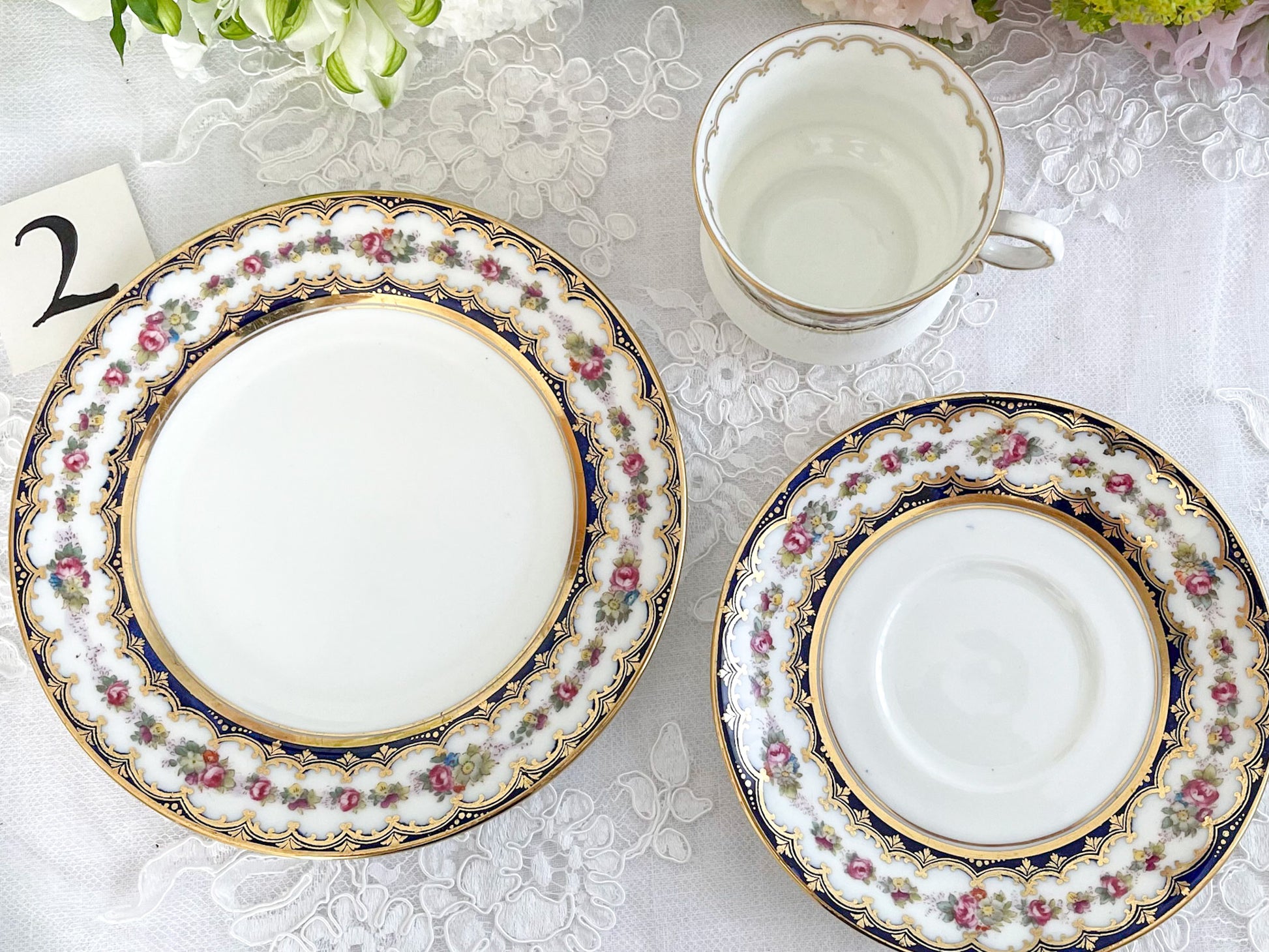 コウルドン コバルトブルーと可憐なバラのティートリオ。小ぶりなバラにコバルトブルーが映えます。Rose Antiquesはコールポートをはじめ英国アンティーク磁器をご紹介しています。