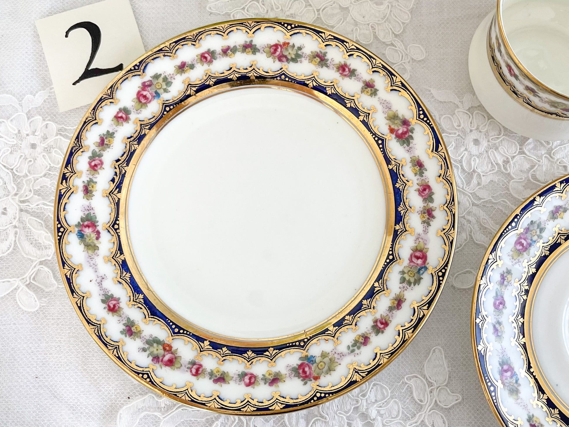 コウルドン コバルトブルーと可憐なバラのティートリオ。小ぶりなバラにコバルトブルーが映えます。Rose Antiquesはコールポートをはじめ英国アンティーク磁器をご紹介しています。