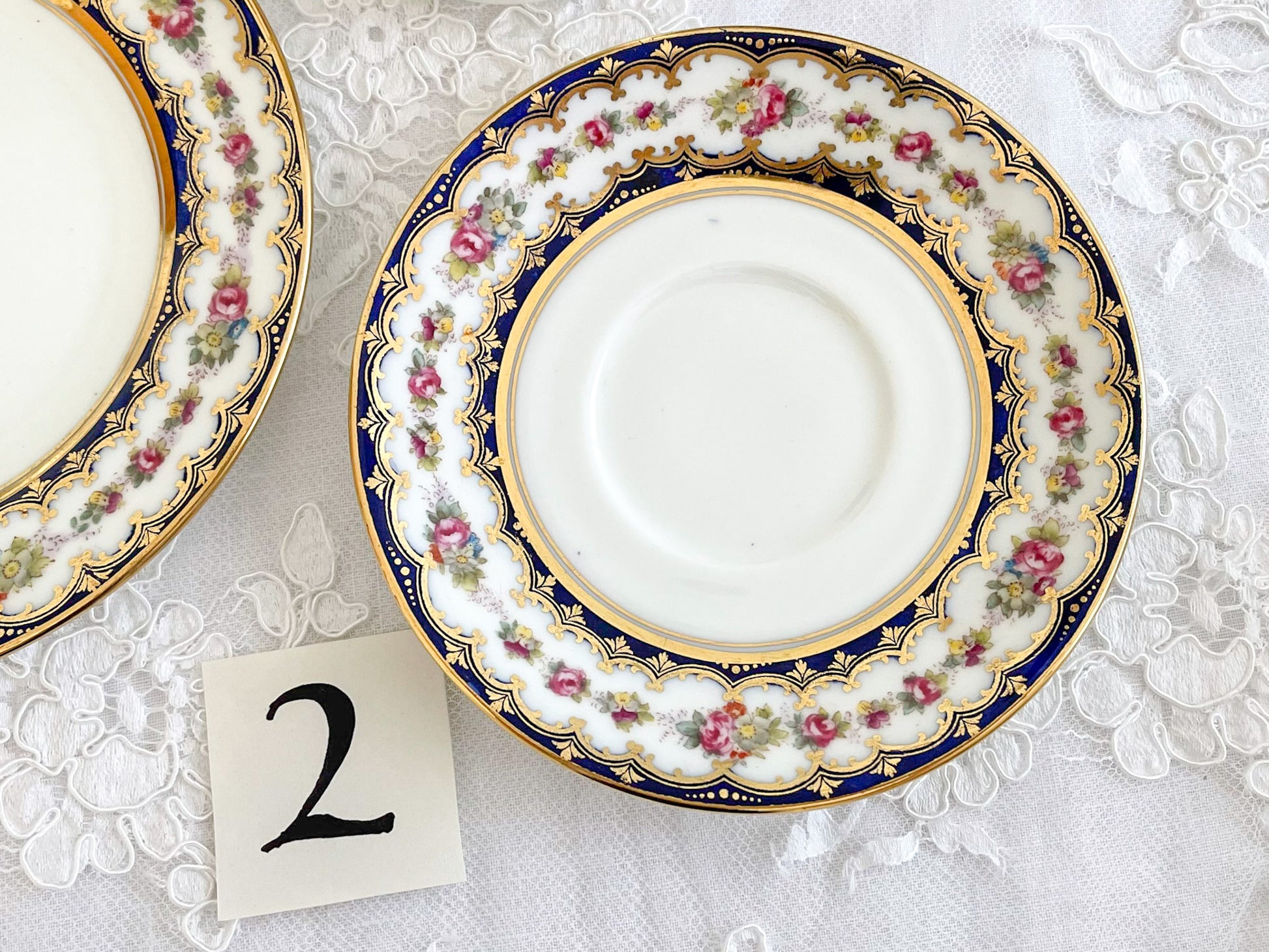 コウルドン コバルトブルーと可憐なバラのティートリオ。小ぶりなバラにコバルトブルーが映えます。Rose Antiquesはコールポートをはじめ英国アンティーク磁器をご紹介しています。