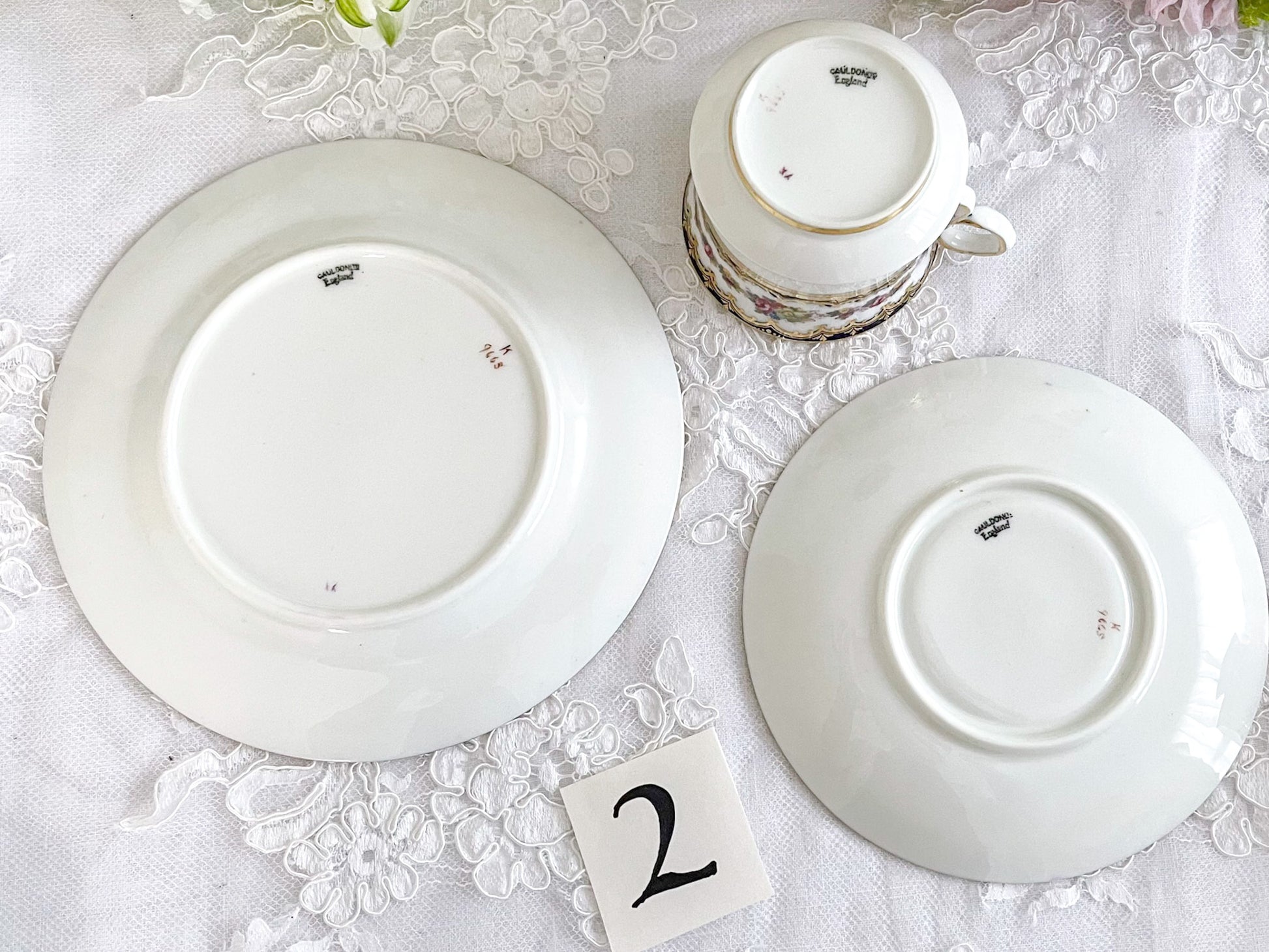 コウルドン コバルトブルーと可憐なバラのティートリオ。小ぶりなバラにコバルトブルーが映えます。Rose Antiquesはコールポートをはじめ英国アンティーク磁器をご紹介しています。