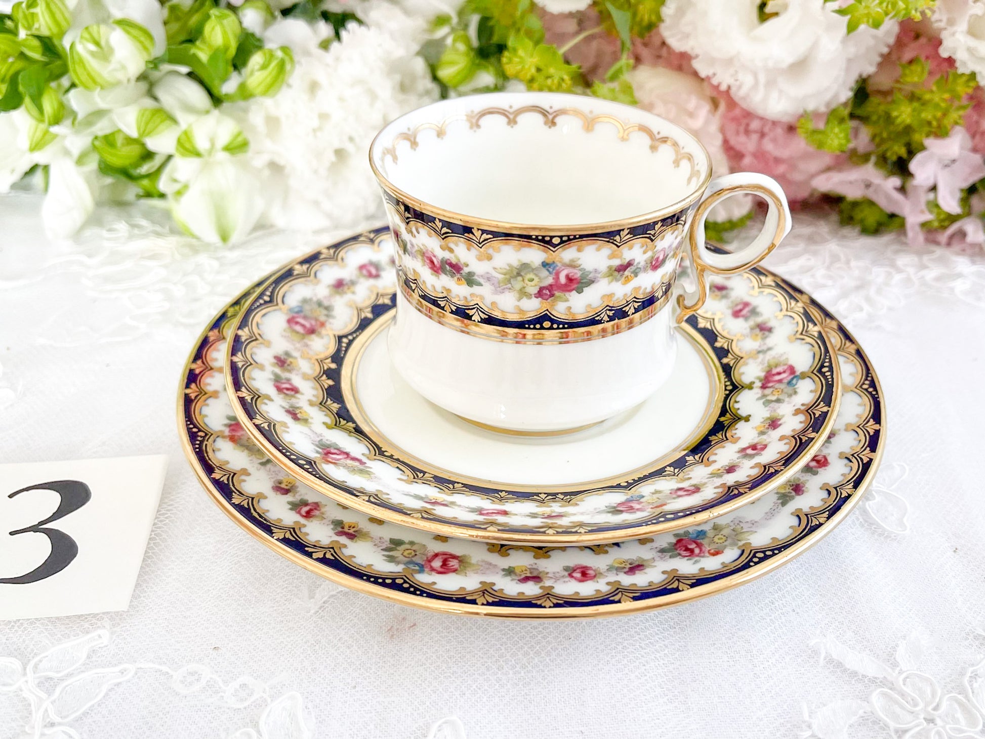 コウルドン コバルトブルーと可憐なバラのティートリオ。小ぶりなバラにコバルトブルーが映えます。Rose Antiquesはコールポートをはじめ英国アンティーク磁器をご紹介しています。