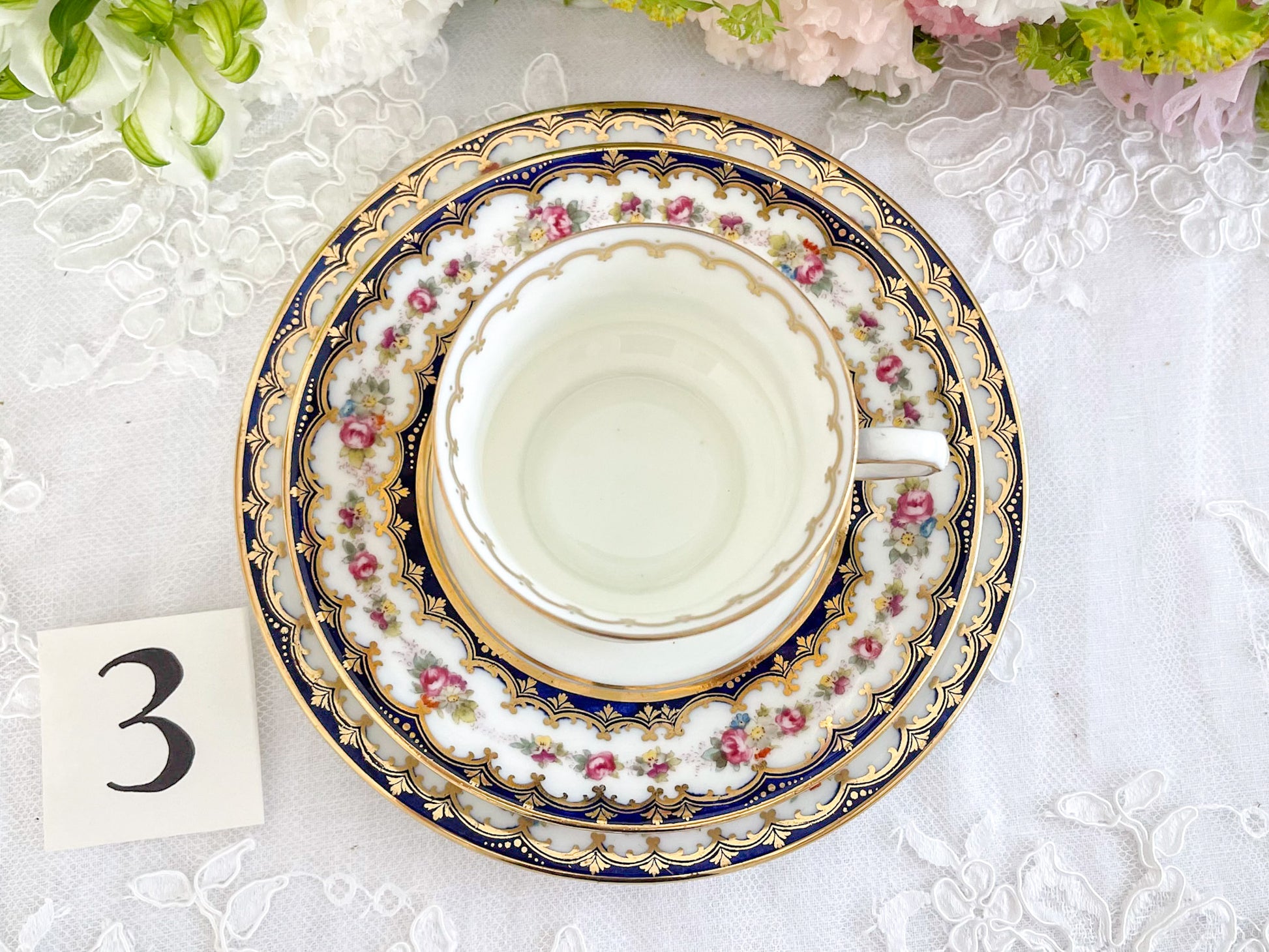 コウルドン コバルトブルーと可憐なバラのティートリオ。小ぶりなバラにコバルトブルーが映えます。Rose Antiquesはコールポートをはじめ英国アンティーク磁器をご紹介しています。
