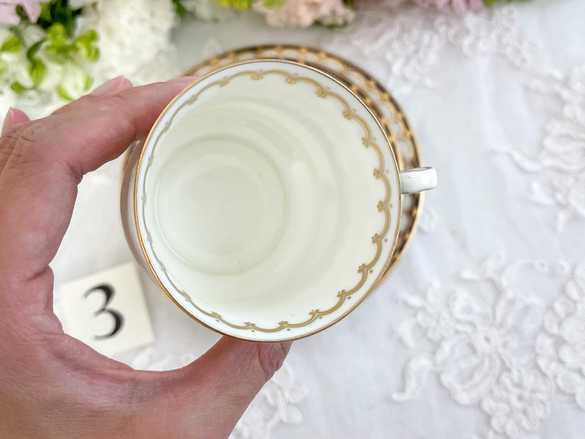 コウルドン コバルトブルーと可憐なバラのティートリオ。小ぶりなバラにコバルトブルーが映えます。Rose Antiquesはコールポートをはじめ英国アンティーク磁器をご紹介しています。