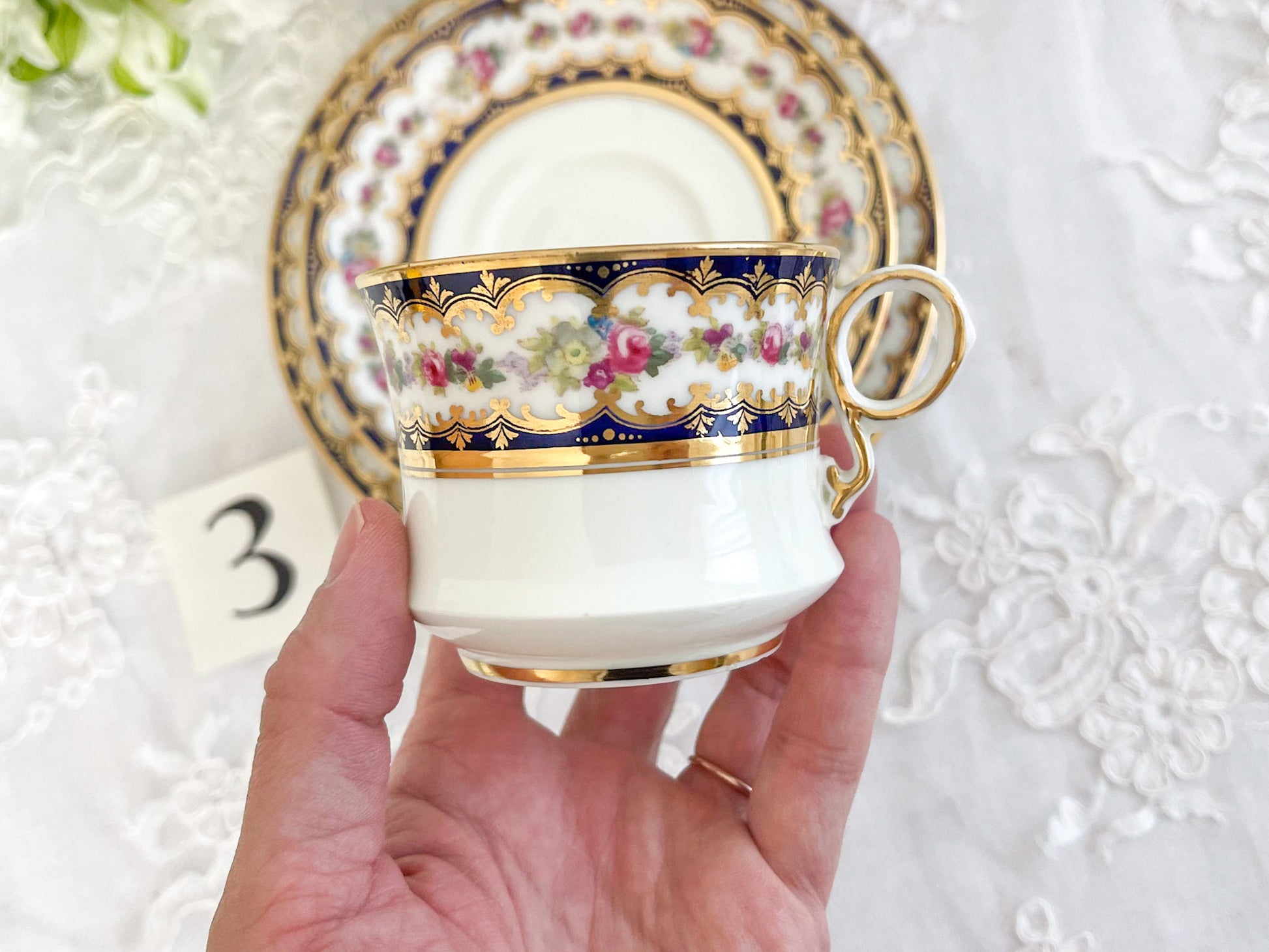 コウルドン コバルトブルーと可憐なバラのティートリオ。小ぶりなバラにコバルトブルーが映えます。Rose Antiquesはコールポートをはじめ英国アンティーク磁器をご紹介しています。