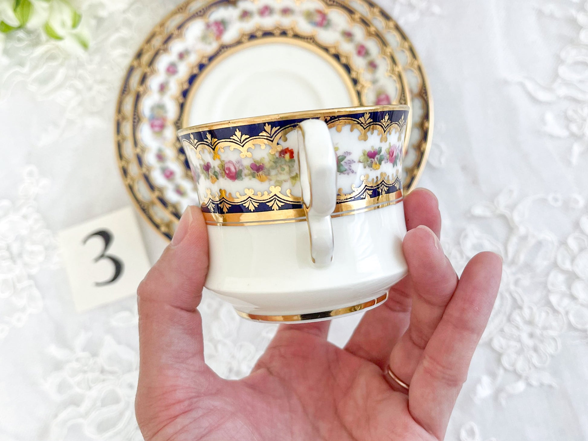 コウルドン コバルトブルーと可憐なバラのティートリオ。小ぶりなバラにコバルトブルーが映えます。Rose Antiquesはコールポートをはじめ英国アンティーク磁器をご紹介しています。