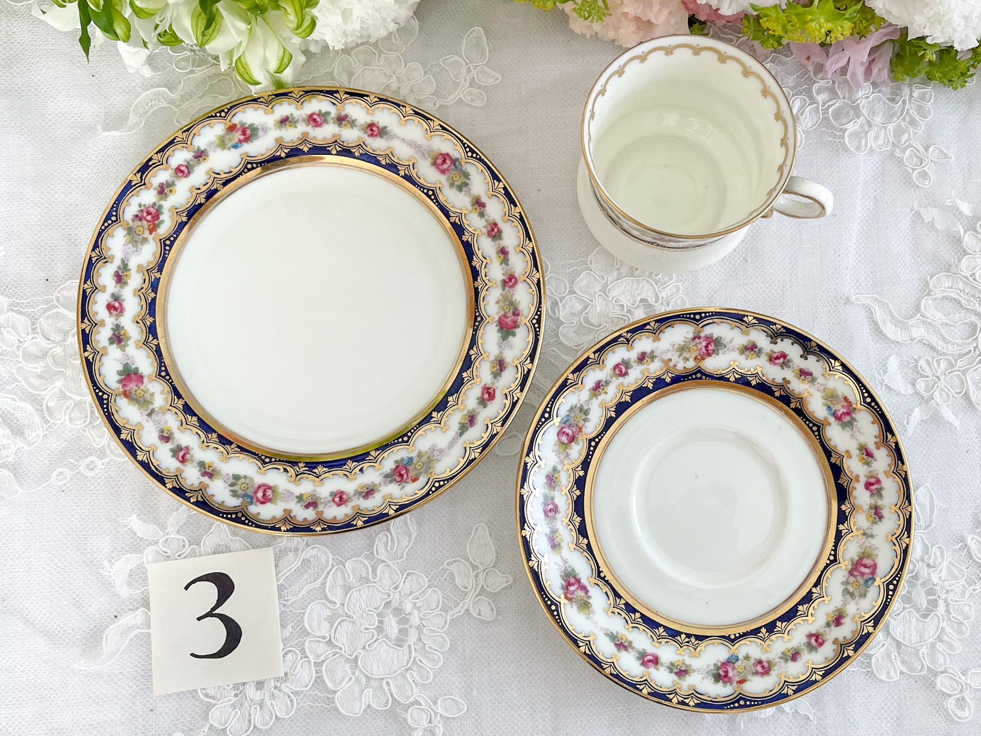 コウルドン コバルトブルーと可憐なバラのティートリオ。小ぶりなバラにコバルトブルーが映えます。Rose Antiquesはコールポートをはじめ英国アンティーク磁器をご紹介しています。