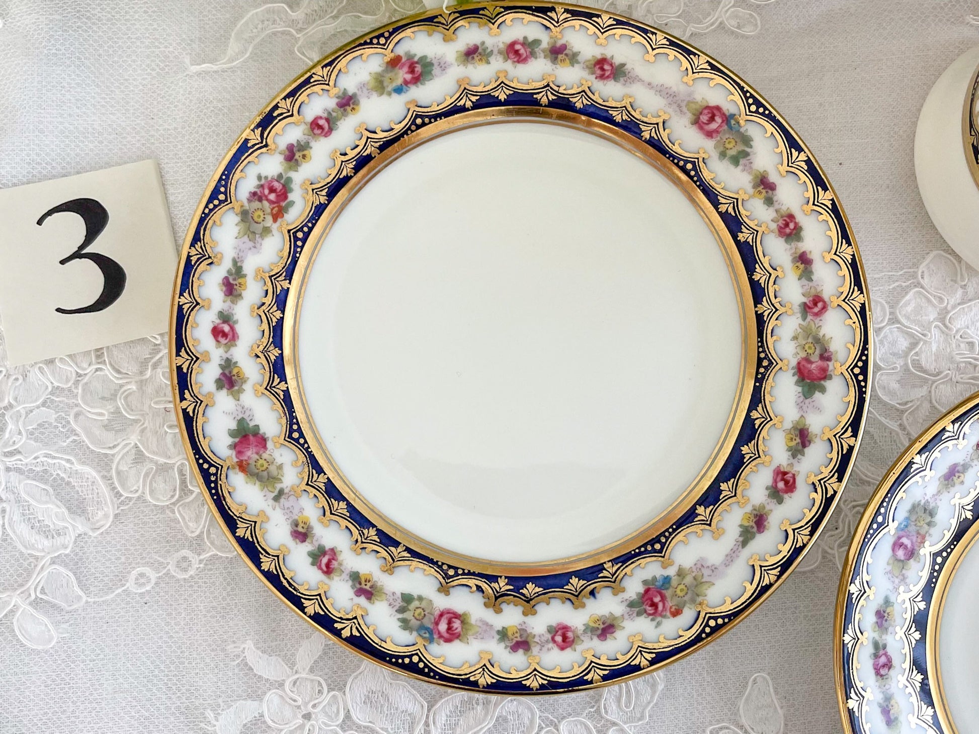 コウルドン コバルトブルーと可憐なバラのティートリオ。小ぶりなバラにコバルトブルーが映えます。Rose Antiquesはコールポートをはじめ英国アンティーク磁器をご紹介しています。