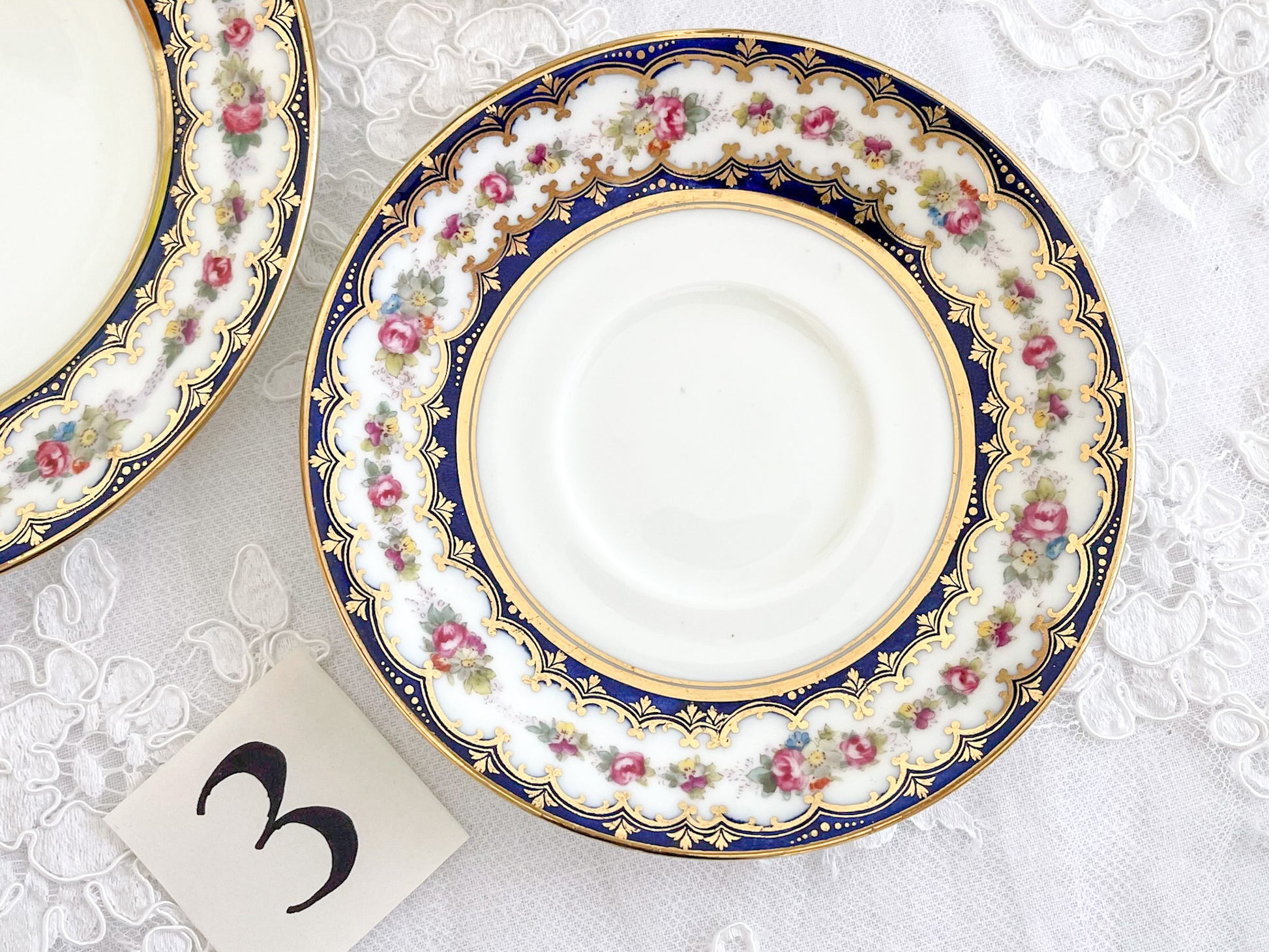 コウルドン コバルトブルーと可憐なバラのティートリオ。小ぶりなバラにコバルトブルーが映えます。Rose Antiquesはコールポートをはじめ英国アンティーク磁器をご紹介しています。