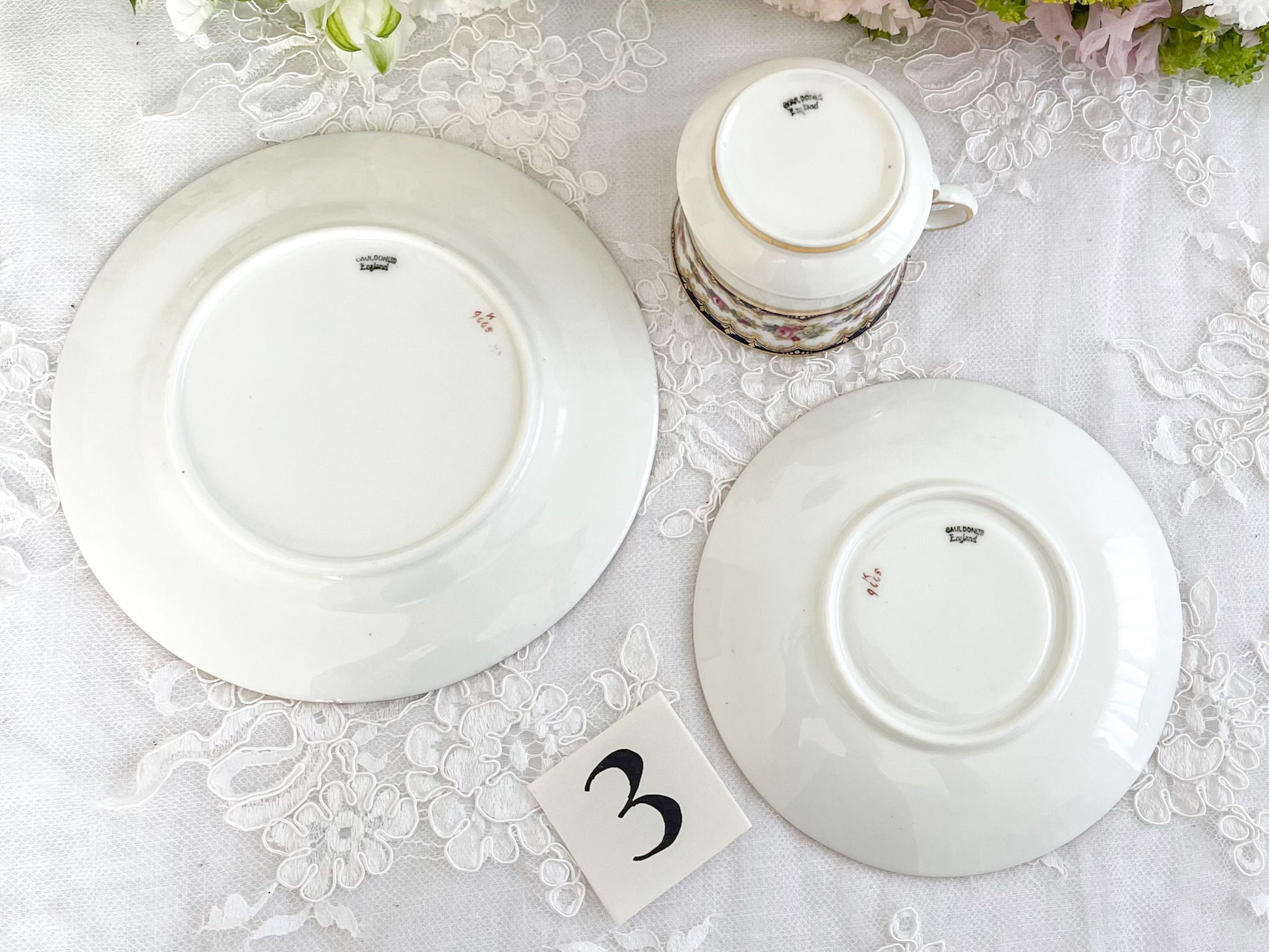 コウルドン コバルトブルーと可憐なバラのティートリオ。小ぶりなバラにコバルトブルーが映えます。Rose Antiquesはコールポートをはじめ英国アンティーク磁器をご紹介しています。