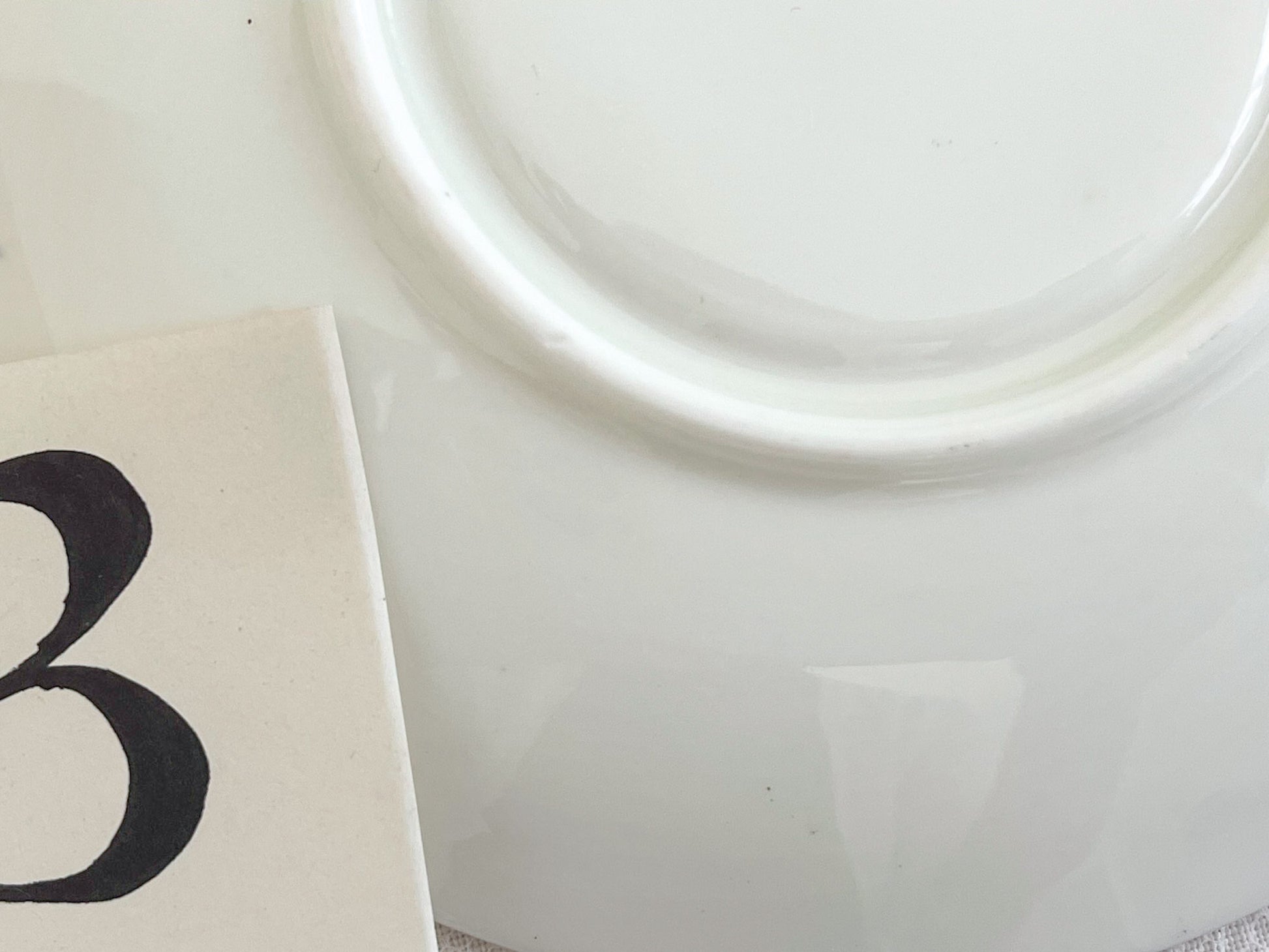 コウルドン コバルトブルーと可憐なバラのティートリオ。小ぶりなバラにコバルトブルーが映えます。Rose Antiquesはコールポートをはじめ英国アンティーク磁器をご紹介しています。