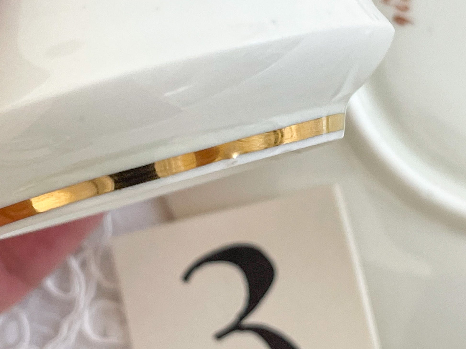 コウルドン コバルトブルーと可憐なバラのティートリオ。小ぶりなバラにコバルトブルーが映えます。Rose Antiquesはコールポートをはじめ英国アンティーク磁器をご紹介しています。