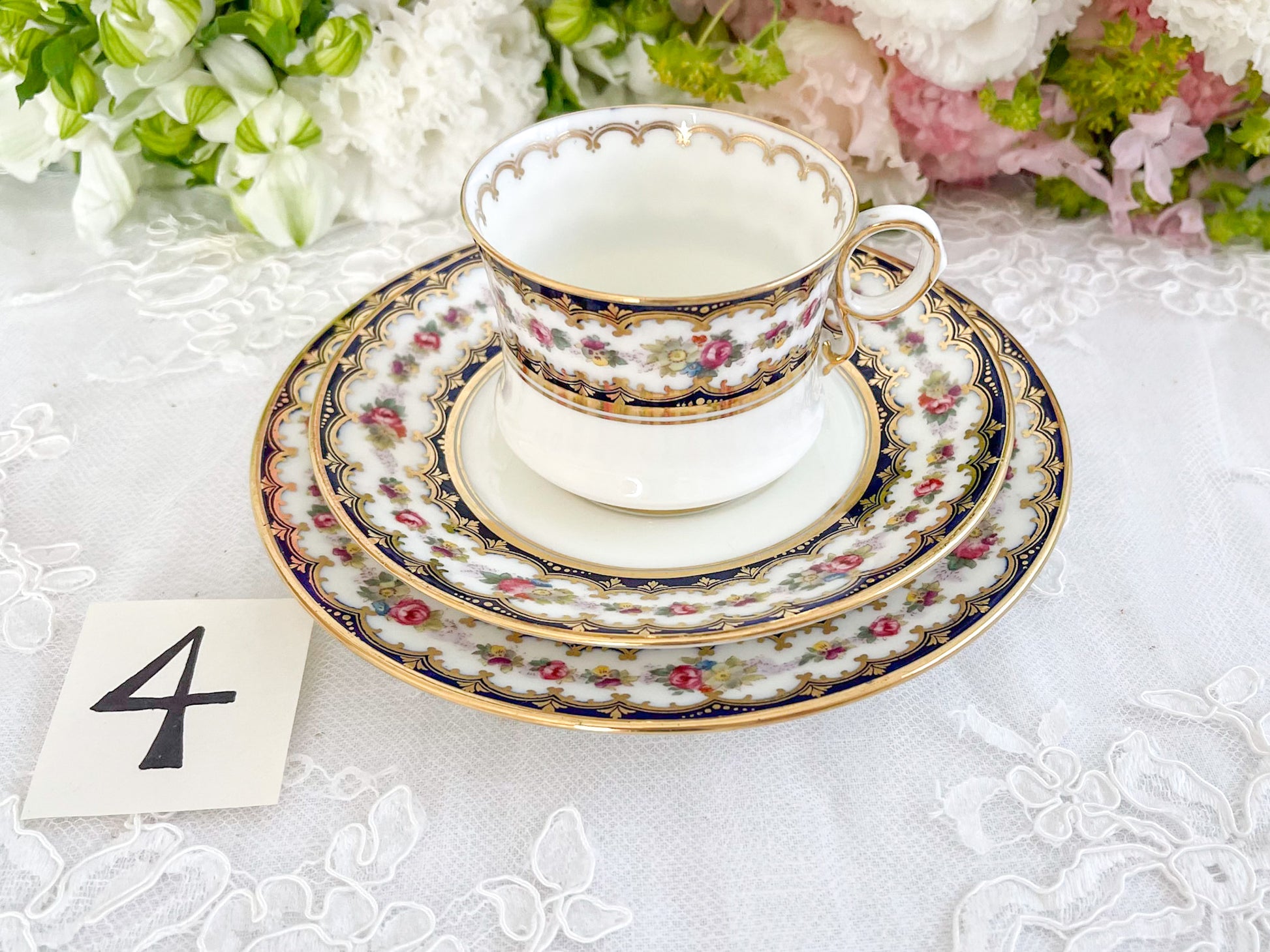 コウルドン コバルトブルーと可憐なバラのティートリオ。小ぶりなバラにコバルトブルーが映えます。Rose Antiquesはコールポートをはじめ英国アンティーク磁器をご紹介しています。