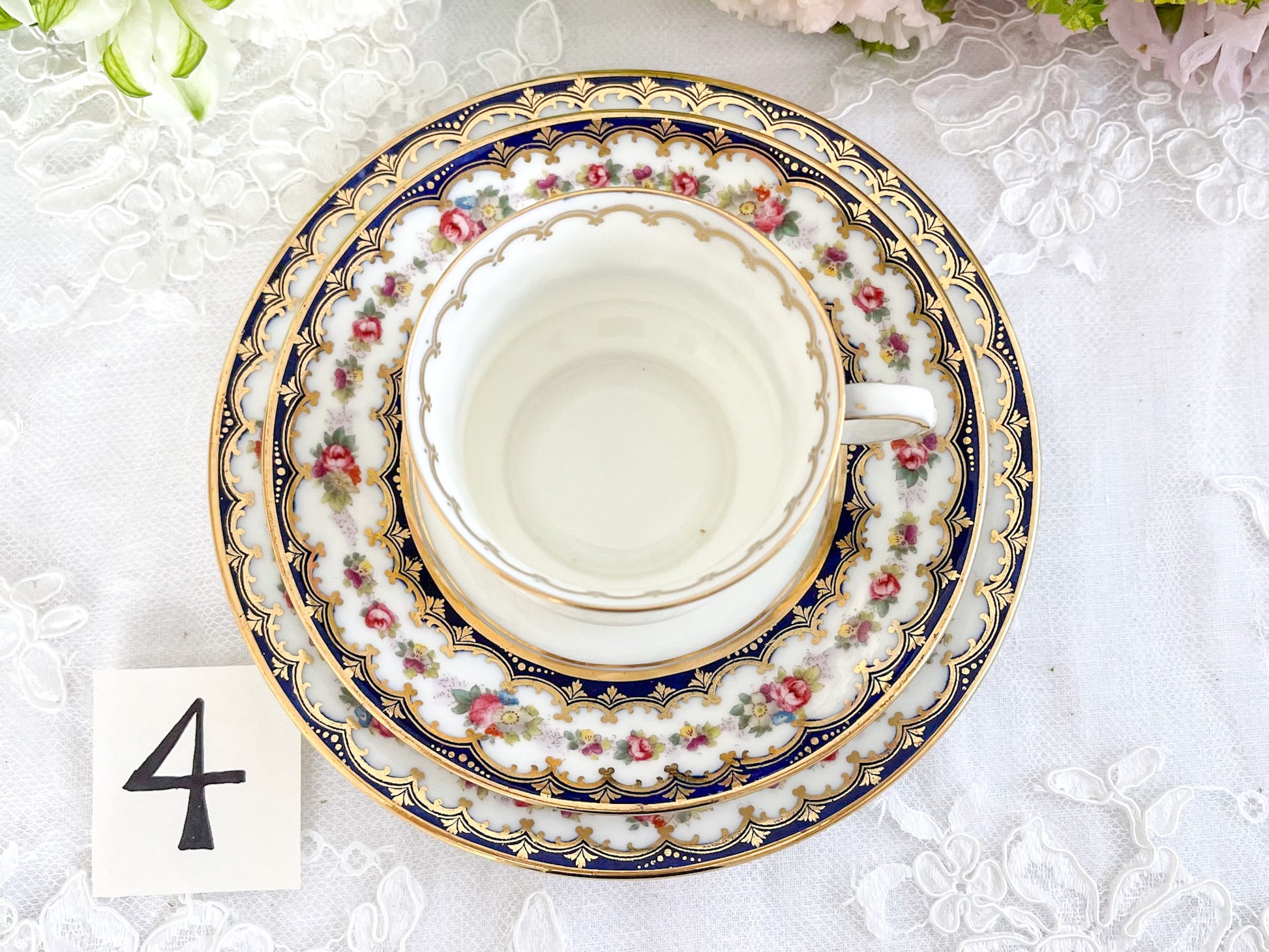 コウルドン コバルトブルーと可憐なバラのティートリオ。小ぶりなバラにコバルトブルーが映えます。Rose Antiquesはコールポートをはじめ英国アンティーク磁器をご紹介しています。