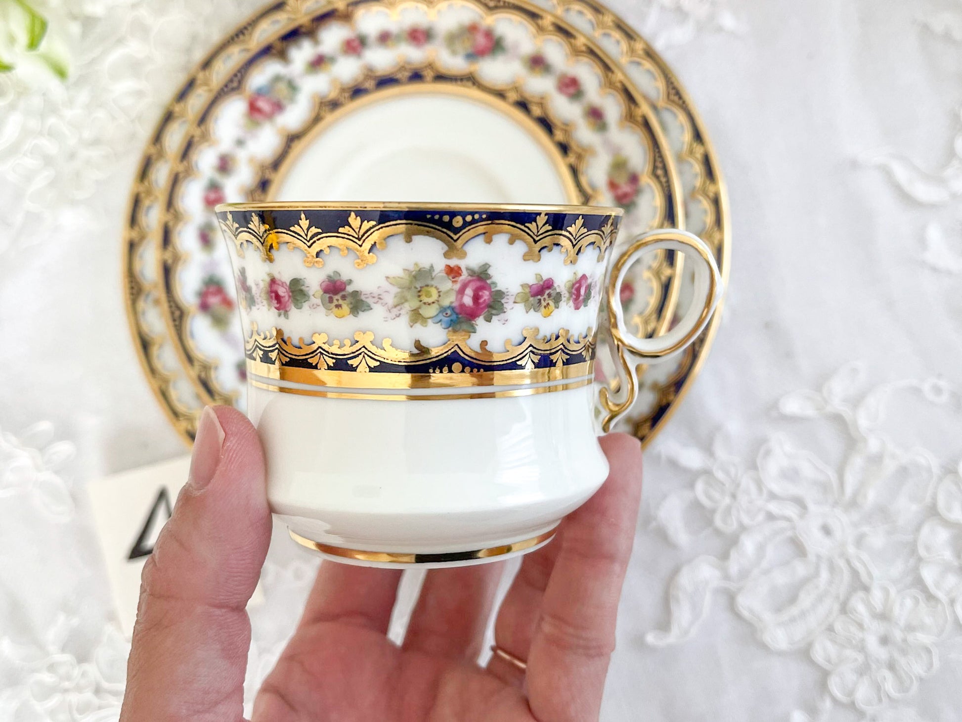 コウルドン コバルトブルーと可憐なバラのティートリオ。小ぶりなバラにコバルトブルーが映えます。Rose Antiquesはコールポートをはじめ英国アンティーク磁器をご紹介しています。