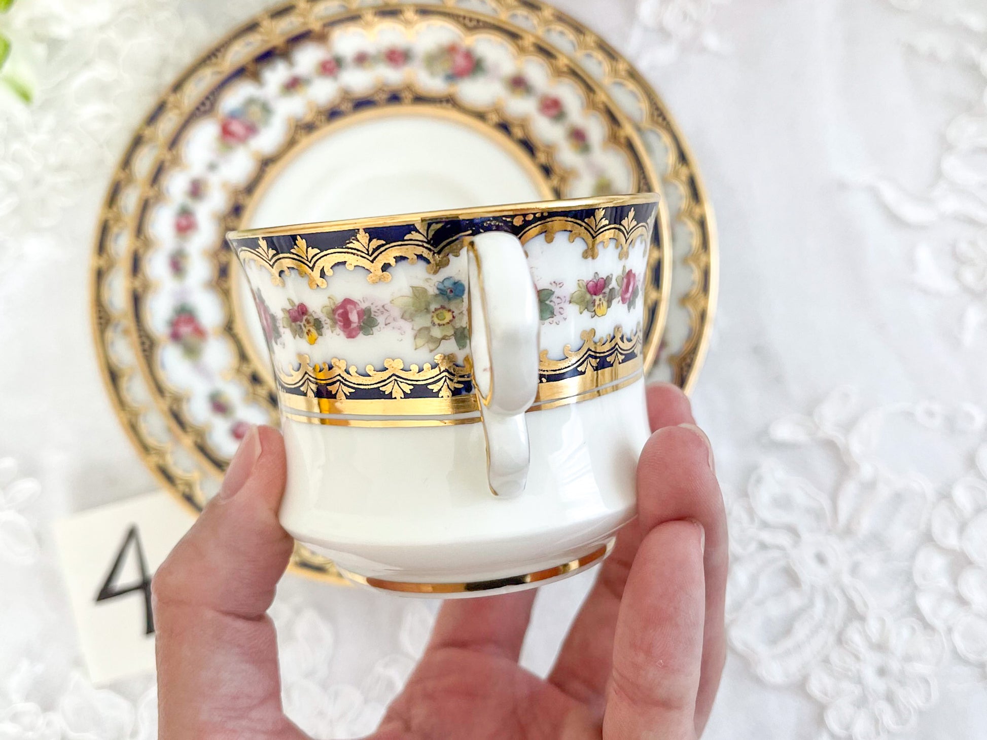 コウルドン コバルトブルーと可憐なバラのティートリオ。小ぶりなバラにコバルトブルーが映えます。Rose Antiquesはコールポートをはじめ英国アンティーク磁器をご紹介しています。