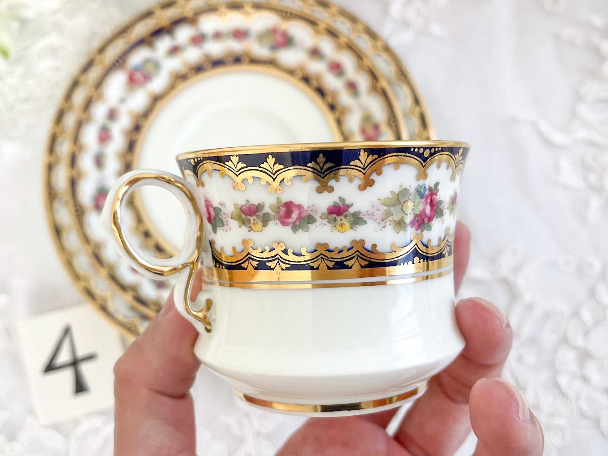 コウルドン コバルトブルーと可憐なバラのティートリオ。小ぶりなバラにコバルトブルーが映えます。Rose Antiquesはコールポートをはじめ英国アンティーク磁器をご紹介しています。