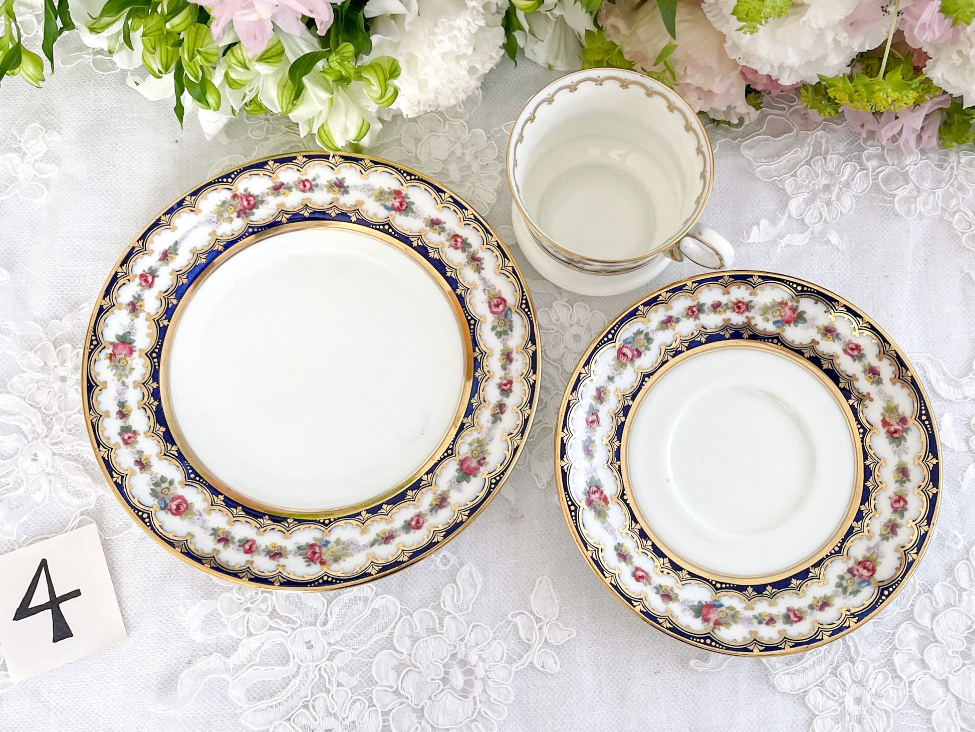 コウルドン コバルトブルーと可憐なバラのティートリオ。小ぶりなバラにコバルトブルーが映えます。Rose Antiquesはコールポートをはじめ英国アンティーク磁器をご紹介しています。