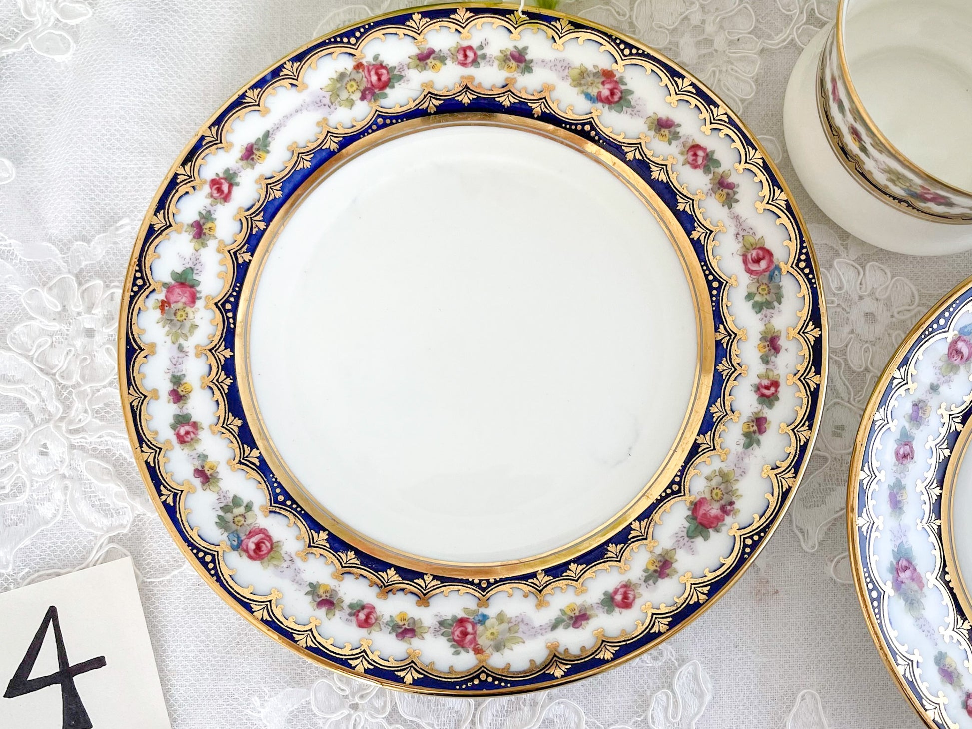 コウルドン コバルトブルーと可憐なバラのティートリオ。小ぶりなバラにコバルトブルーが映えます。Rose Antiquesはコールポートをはじめ英国アンティーク磁器をご紹介しています。