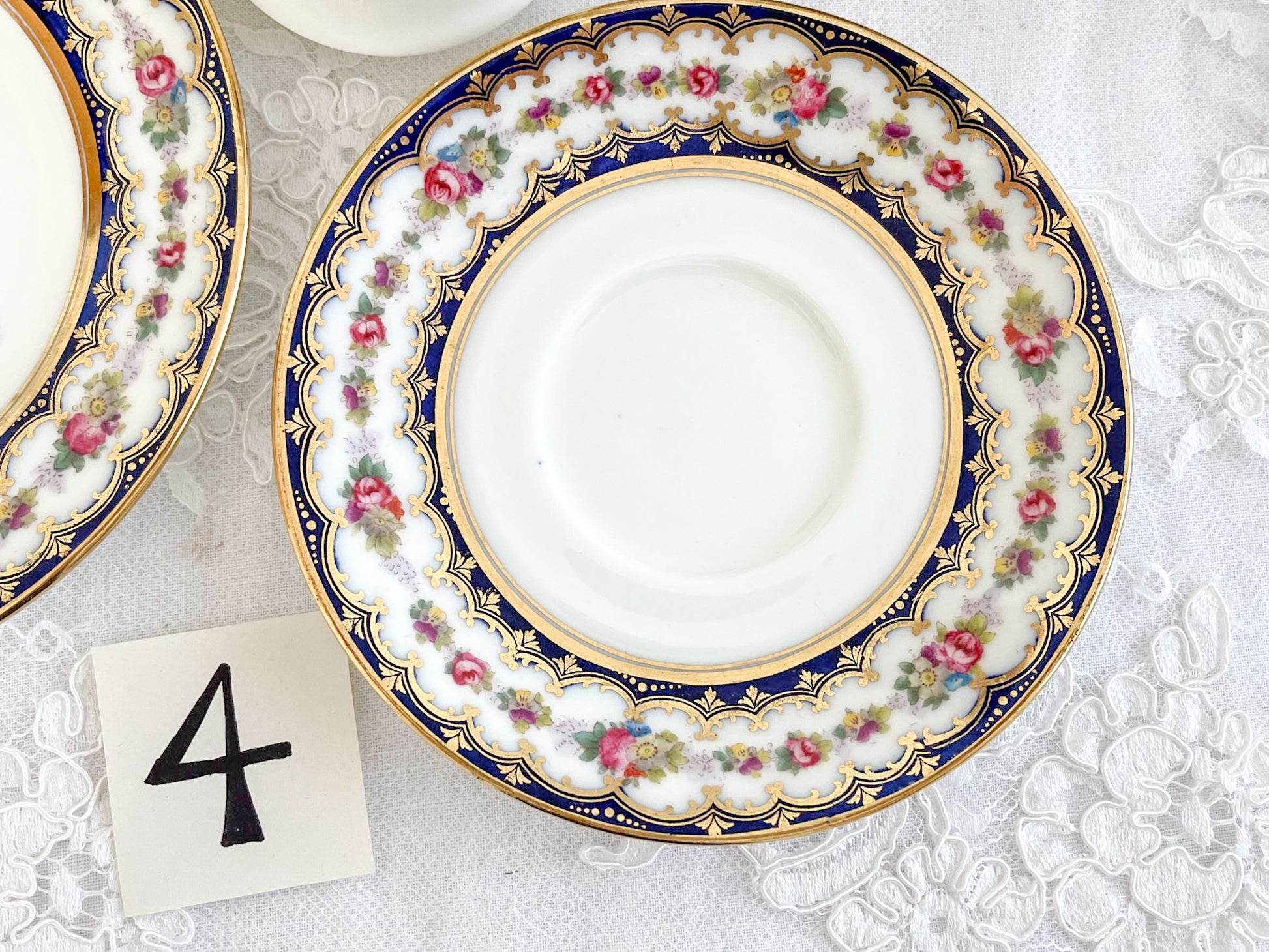 コウルドン コバルトブルーと可憐なバラのティートリオ。小ぶりなバラにコバルトブルーが映えます。Rose Antiquesはコールポートをはじめ英国アンティーク磁器をご紹介しています。