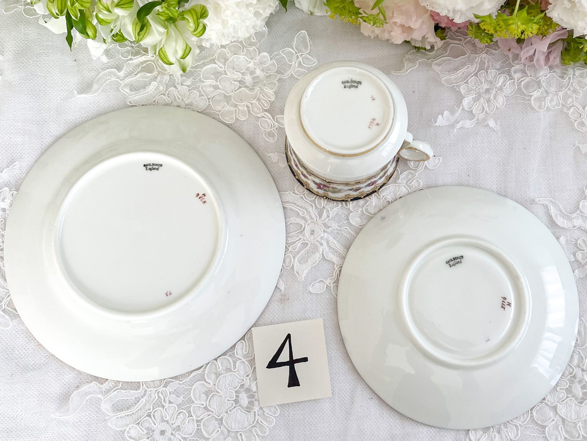 コウルドン コバルトブルーと可憐なバラのティートリオ。小ぶりなバラにコバルトブルーが映えます。Rose Antiquesはコールポートをはじめ英国アンティーク磁器をご紹介しています。