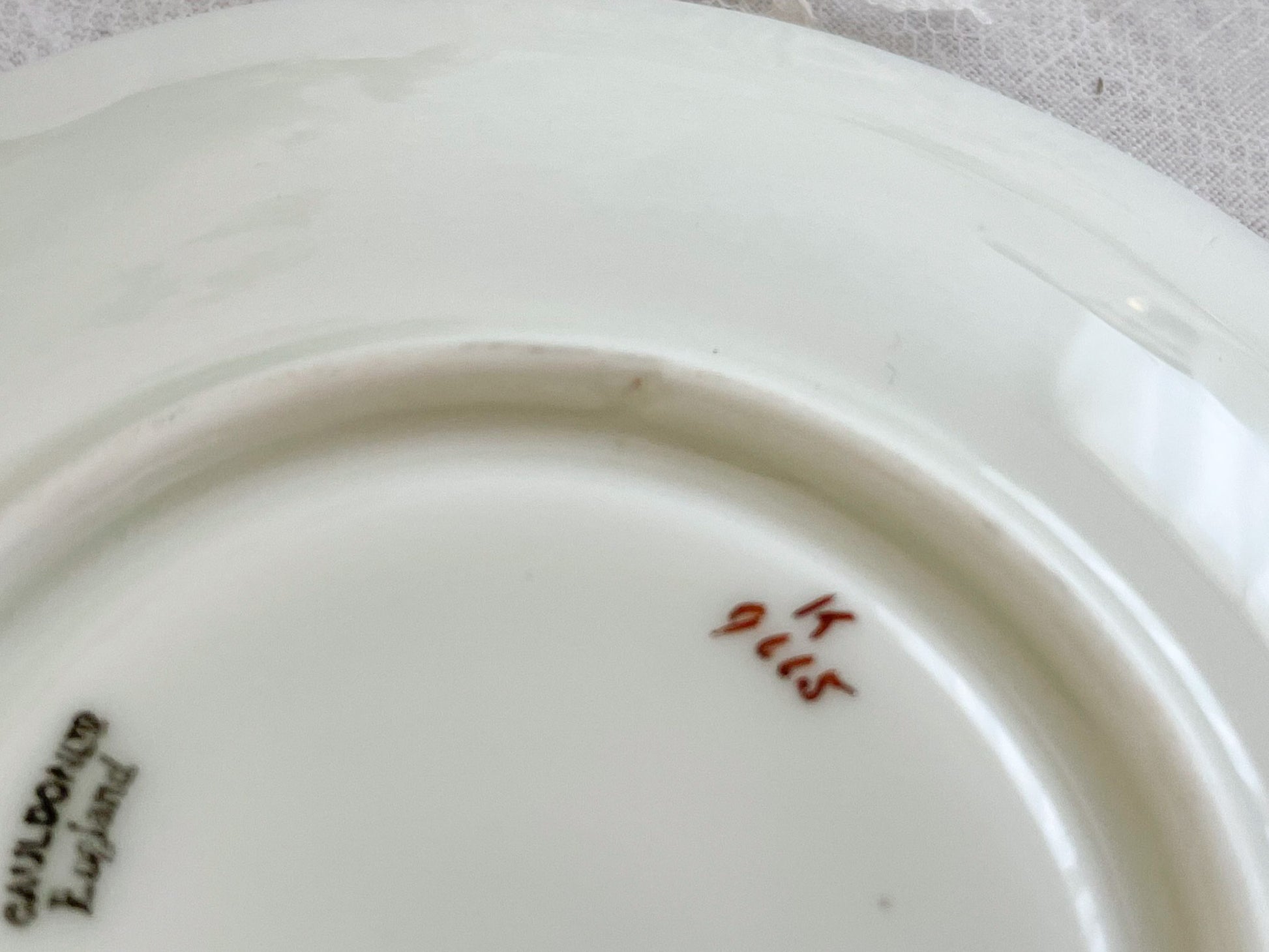 コウルドン コバルトブルーと可憐なバラのティートリオ。小ぶりなバラにコバルトブルーが映えます。Rose Antiquesはコールポートをはじめ英国アンティーク磁器をご紹介しています。