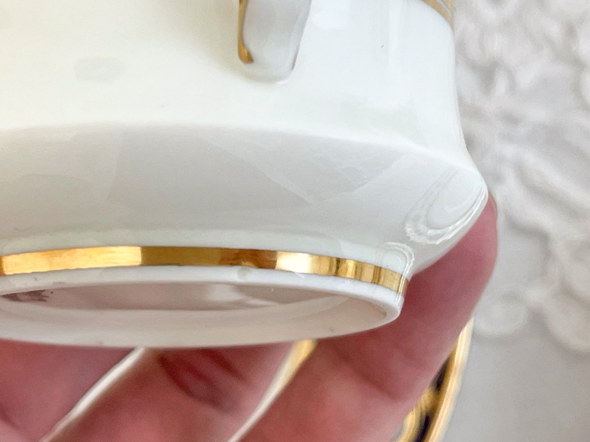 コウルドン コバルトブルーと可憐なバラのティートリオ。小ぶりなバラにコバルトブルーが映えます。Rose Antiquesはコールポートをはじめ英国アンティーク磁器をご紹介しています。