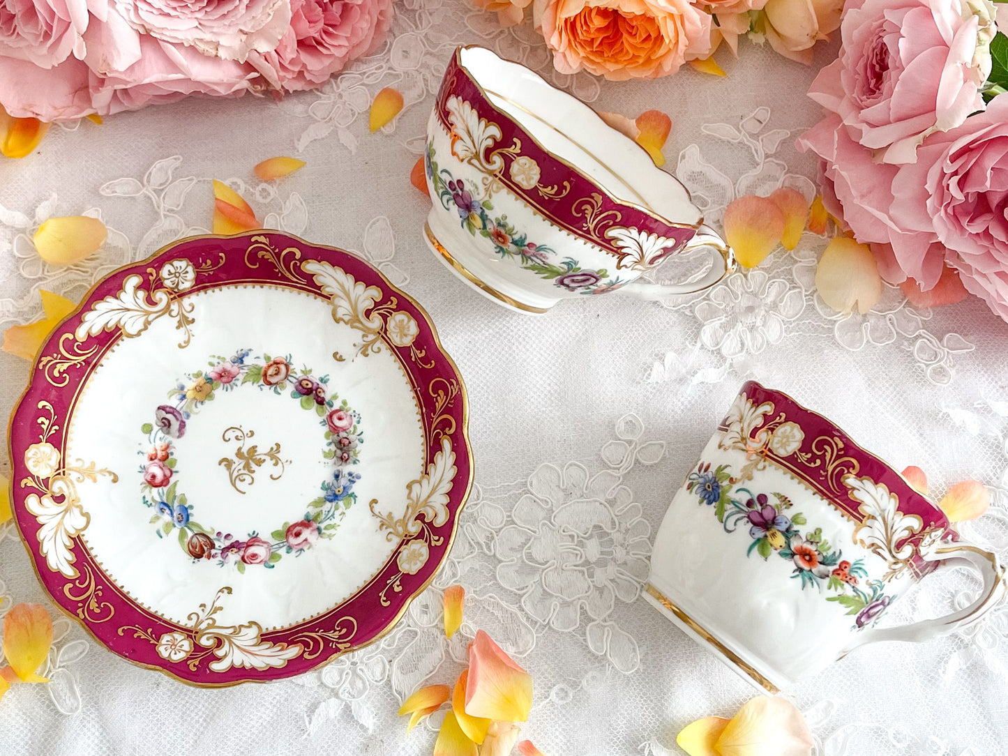 リッジウェイのFoliage Shapeのトゥルートリオ。マルーンカラーにハンドペイントの金彩花文が美しい。Rose Antiquesはコールポートをはじめ英国のアンティーク磁器ご紹介しています。