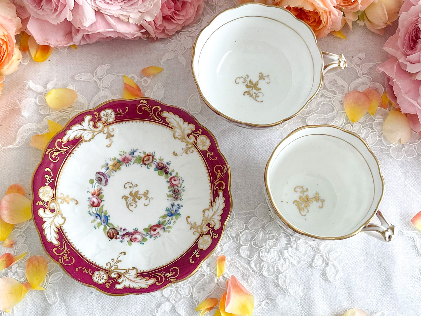 リッジウェイのFoliage Shapeのトゥルートリオ。マルーンカラーにハンドペイントの金彩花文が美しい。Rose Antiquesはコールポートをはじめ英国のアンティーク磁器ご紹介しています。