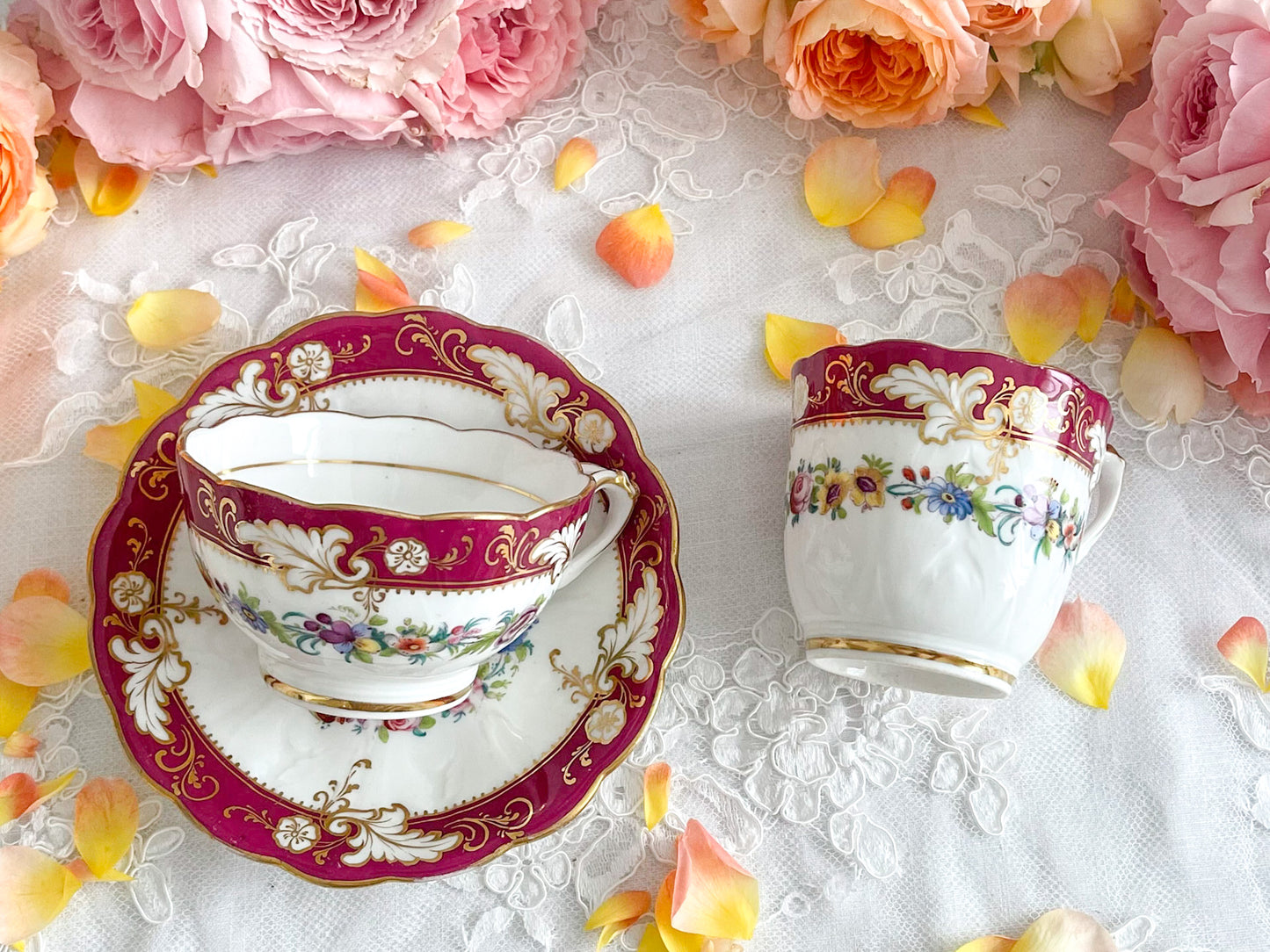 リッジウェイのFoliage Shapeのトゥルートリオ。マルーンカラーにハンドペイントの金彩花文が美しい。Rose Antiquesはコールポートをはじめ英国のアンティーク磁器ご紹介しています。