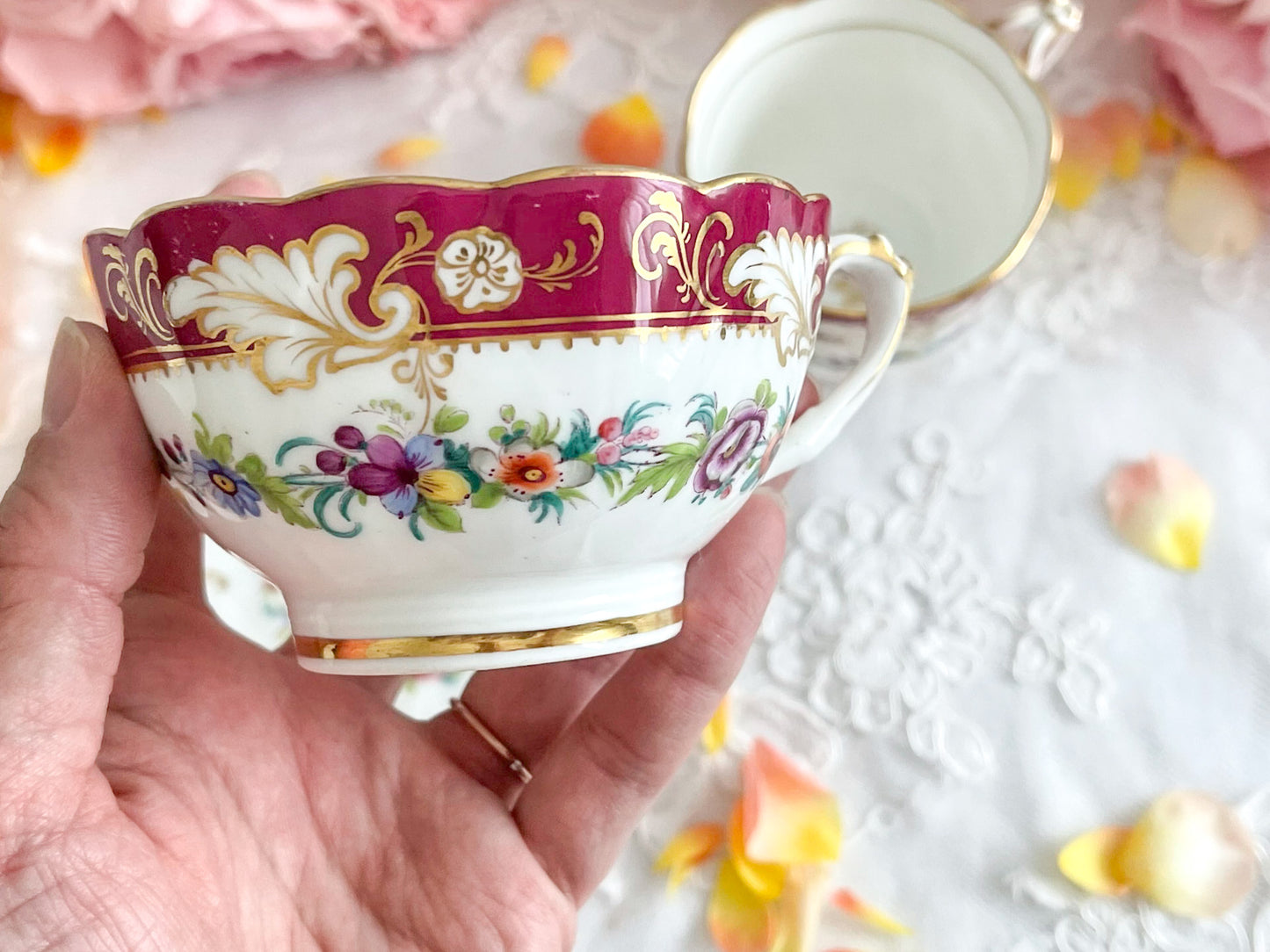 リッジウェイのFoliage Shapeのトゥルートリオ。マルーンカラーにハンドペイントの金彩花文が美しい。Rose Antiquesはコールポートをはじめ英国のアンティーク磁器ご紹介しています。