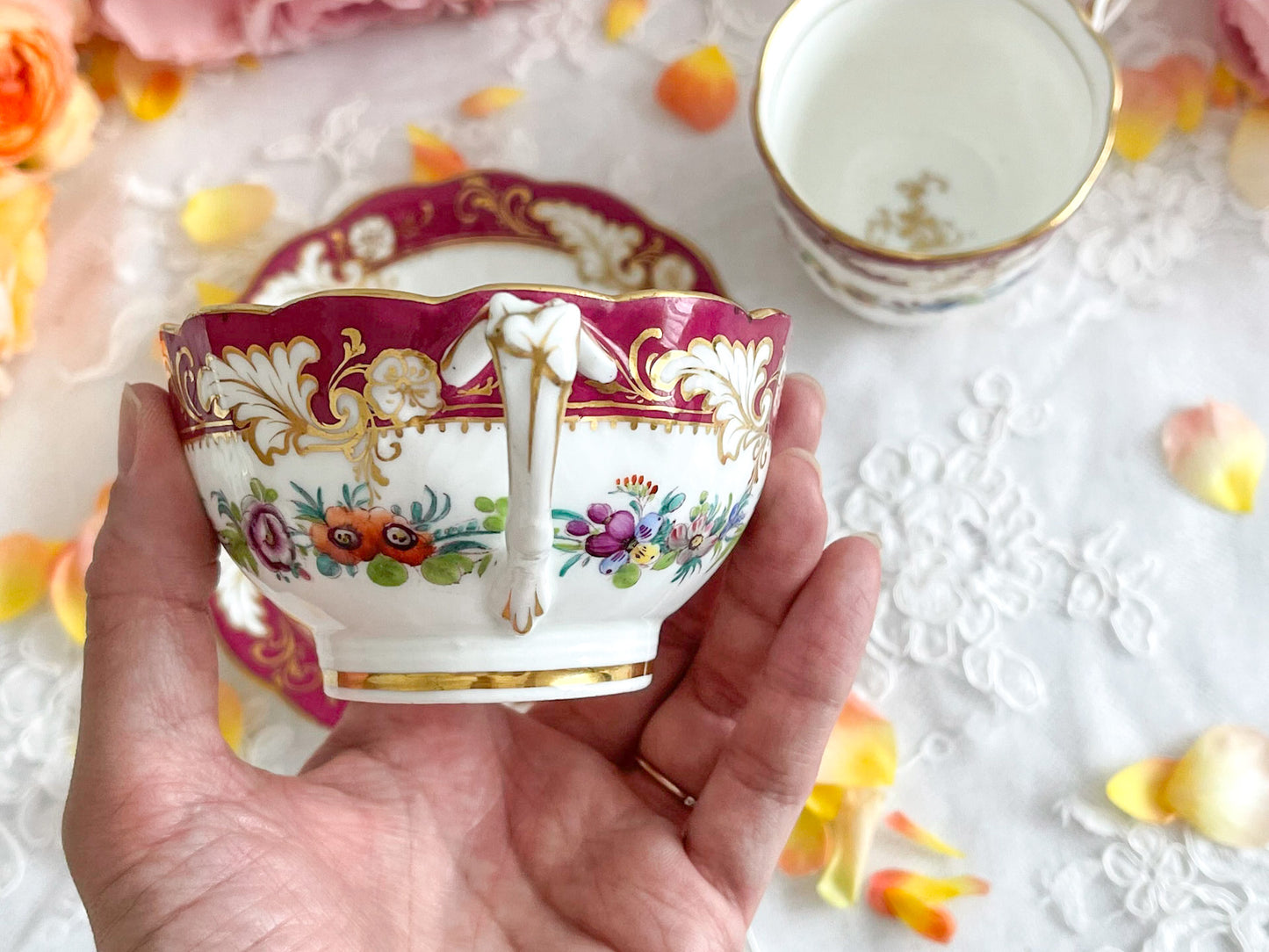 リッジウェイのFoliage Shapeのトゥルートリオ。マルーンカラーにハンドペイントの金彩花文が美しい。Rose Antiquesはコールポートをはじめ英国のアンティーク磁器ご紹介しています。