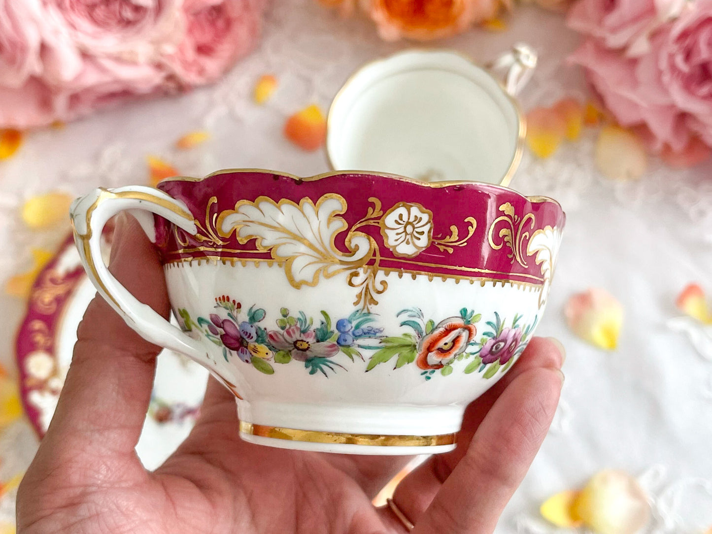 リッジウェイのFoliage Shapeのトゥルートリオ。マルーンカラーにハンドペイントの金彩花文が美しい。Rose Antiquesはコールポートをはじめ英国のアンティーク磁器ご紹介しています。