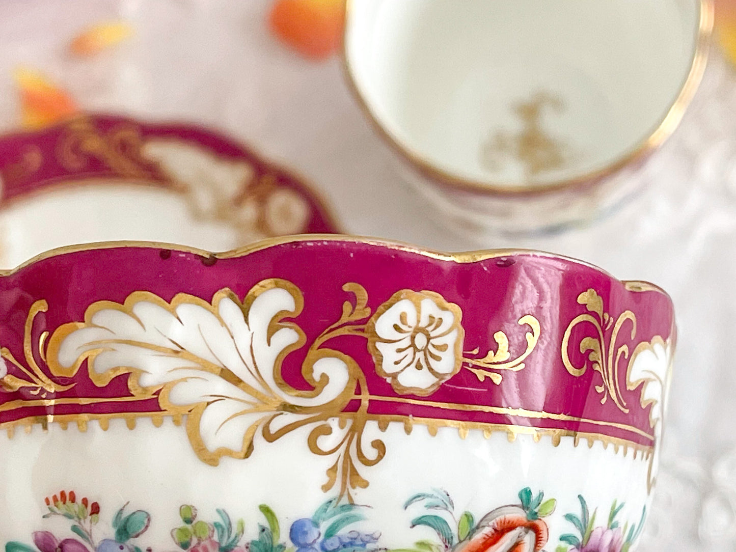 リッジウェイのFoliage Shapeのトゥルートリオ。マルーンカラーにハンドペイントの金彩花文が美しい。Rose Antiquesはコールポートをはじめ英国のアンティーク磁器ご紹介しています。