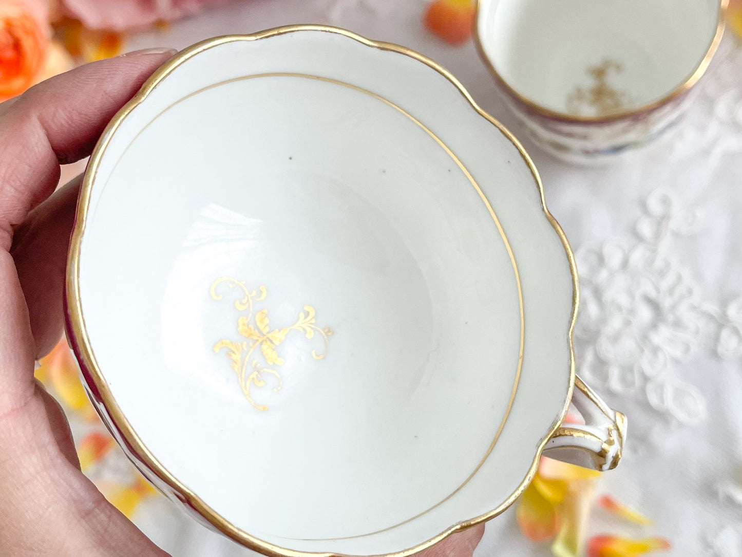 リッジウェイのFoliage Shapeのトゥルートリオ。マルーンカラーにハンドペイントの金彩花文が美しい。Rose Antiquesはコールポートをはじめ英国のアンティーク磁器ご紹介しています。