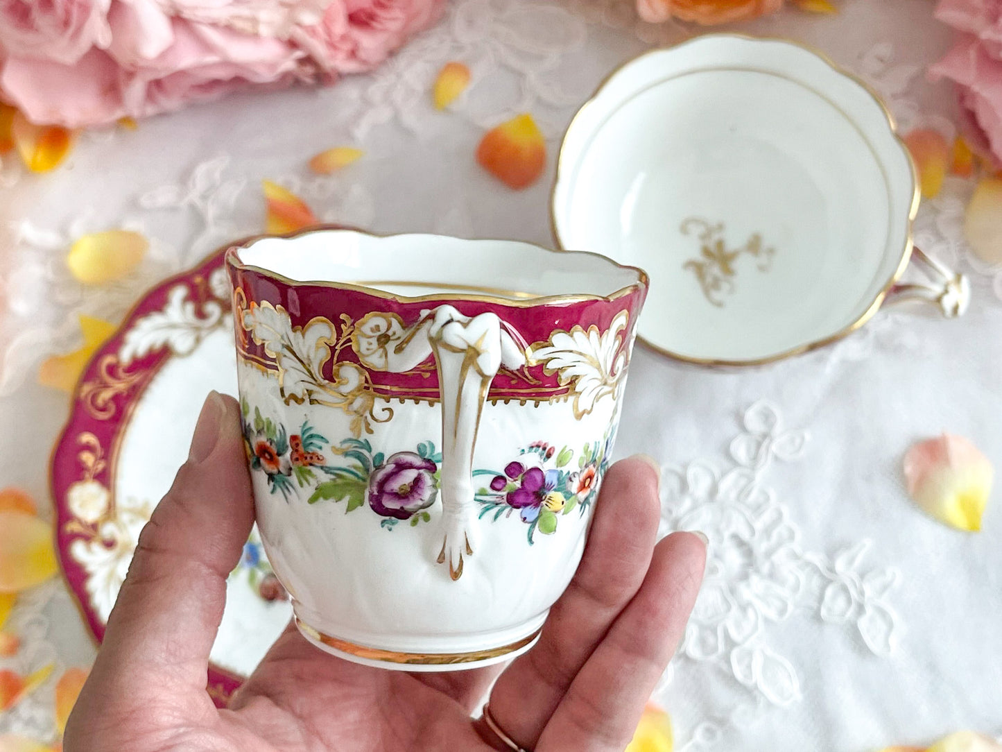 リッジウェイのFoliage Shapeのトゥルートリオ。マルーンカラーにハンドペイントの金彩花文が美しい。Rose Antiquesはコールポートをはじめ英国のアンティーク磁器ご紹介しています。